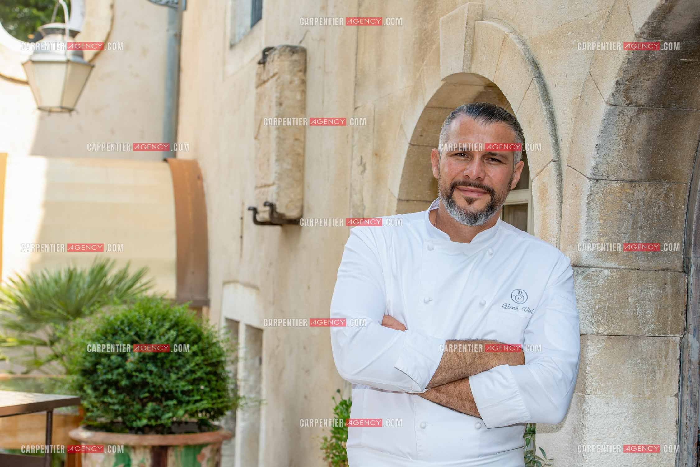 Le chef 3* Glenn Viel nous fait découvrir son restaurant “  L'Ousteau de Baumanière “ situé aux Baux-de-Provence dans les Bouches du Rhône. Présentation des lieux, de sa brigade, ainsi que les cuisines et sa salle.   ( Exclusif )