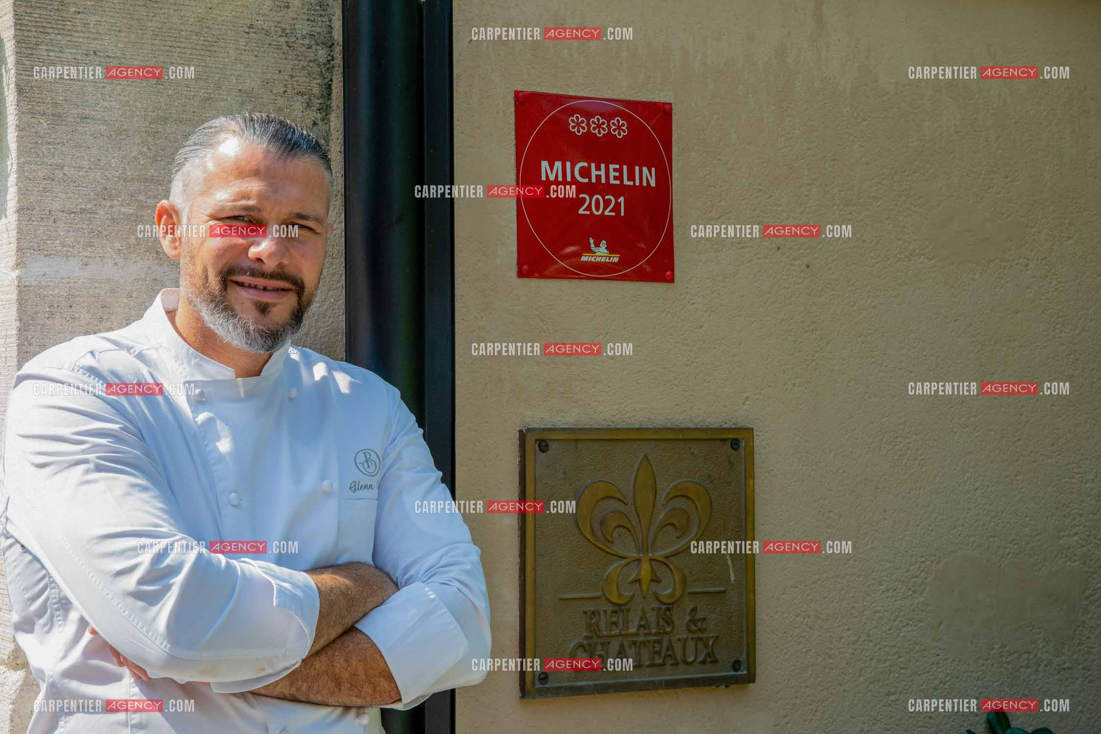 Le chef 3* Glenn Viel nous fait découvrir son restaurant “  L'Ousteau de Baumanière “ situé aux Baux-de-Provence dans les Bouches du Rhône. Présentation des lieux, de sa brigade, ainsi que les cuisines et sa salle.   ( Exclusif )