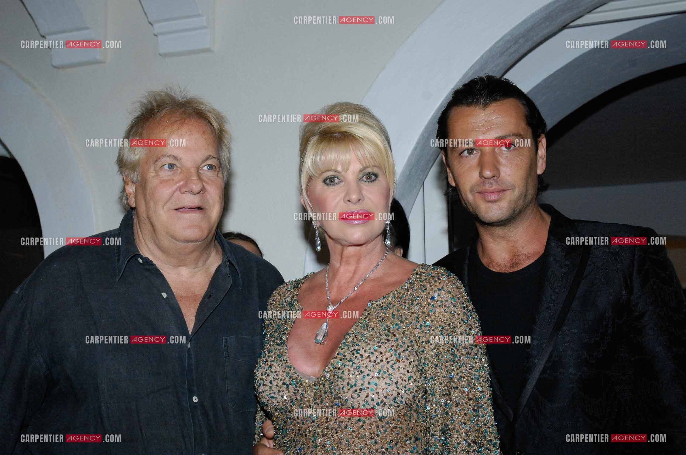 Ivana Trump entourée de son mari Rossano Rubicondi et leur ami Massimo Gargia lors d'une soirée à St Tropez en 2007.