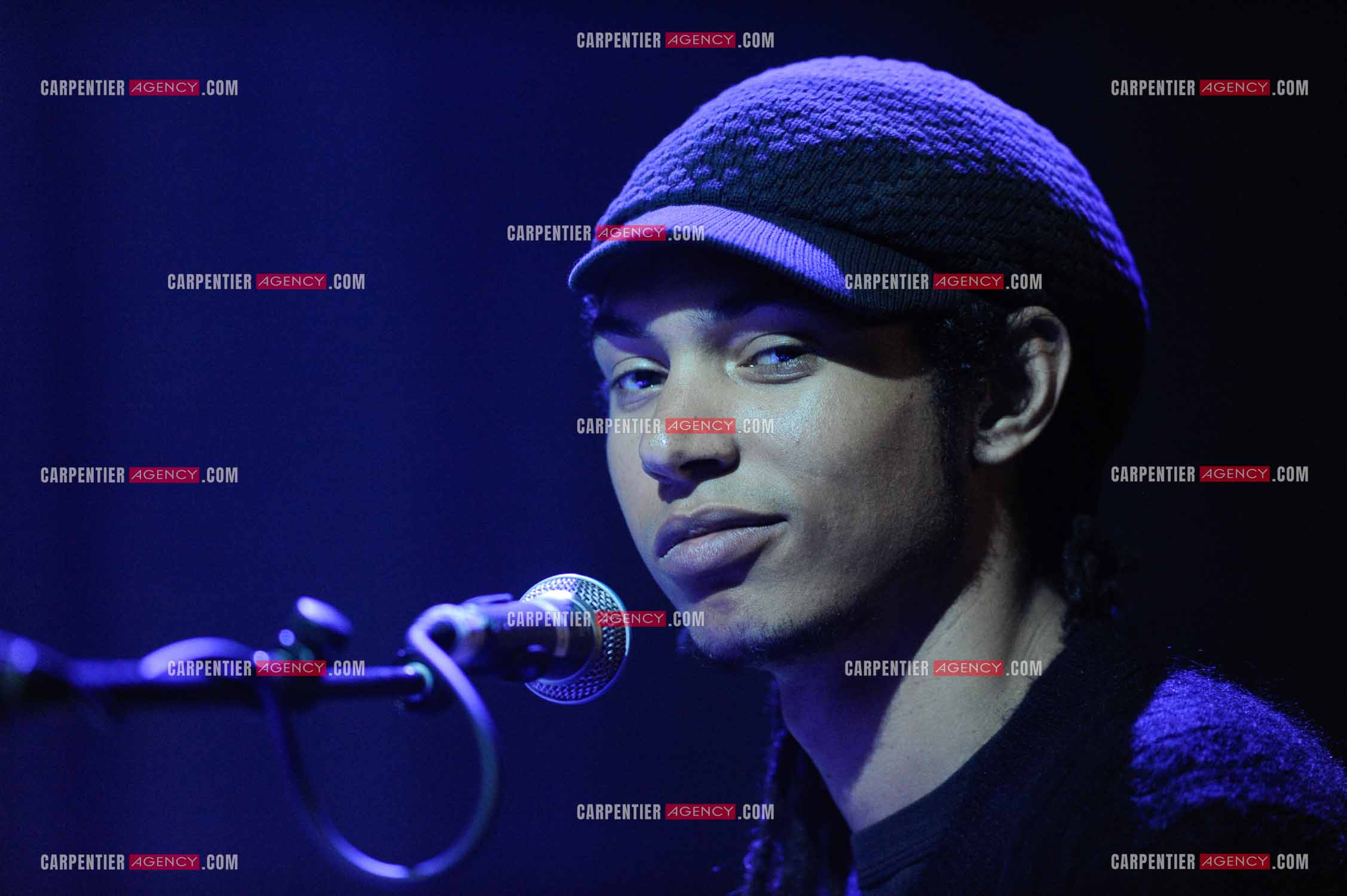 Paulo Goude le fils de la chanteuse Grace Jones en concert avec sa mère.   ( Exclusif )