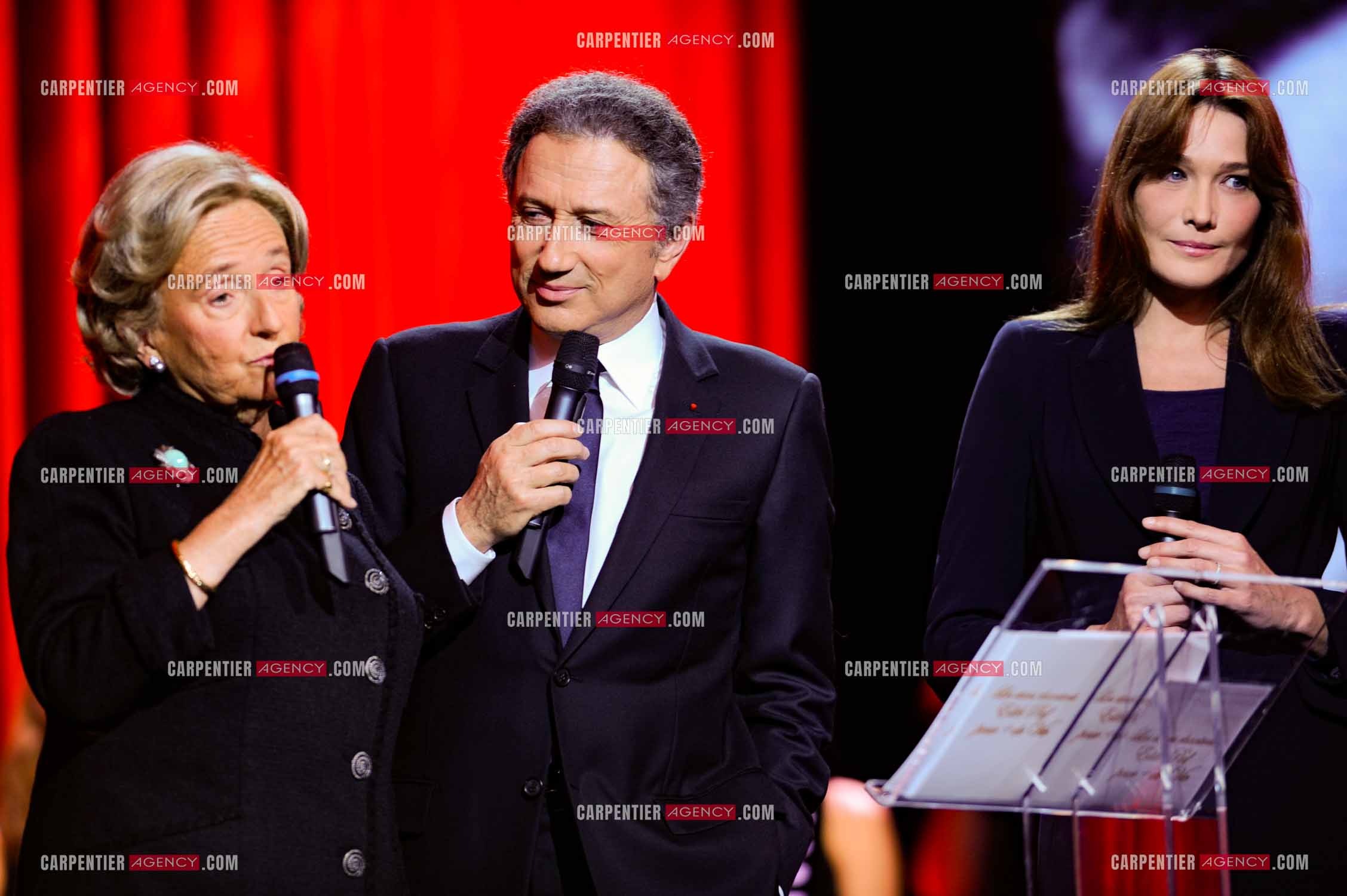 Michel Drucker entre les deux premières dames, Bernadette Chirac et Carla Bruni Sarkosy pour l'émission spéciale sur Edith Piaf “Pour + de Vie“.