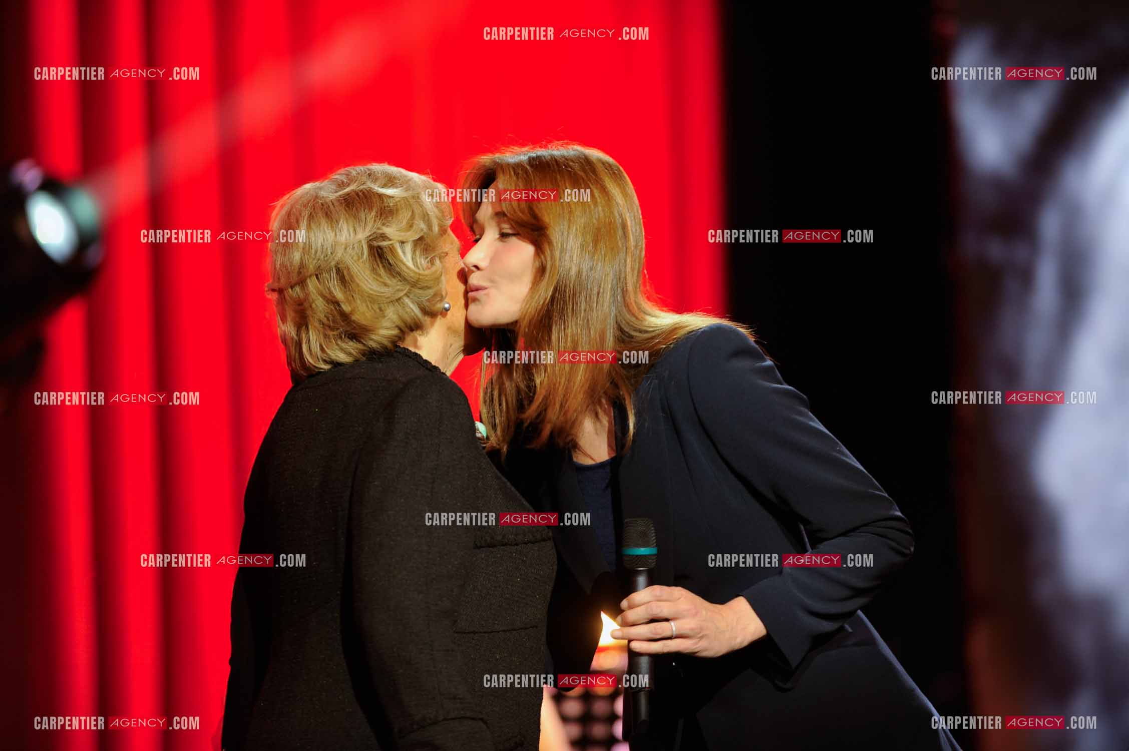 Accolade entre les deux premières dames, Bernadette Chirac et Carla Bruni Sarkosy.