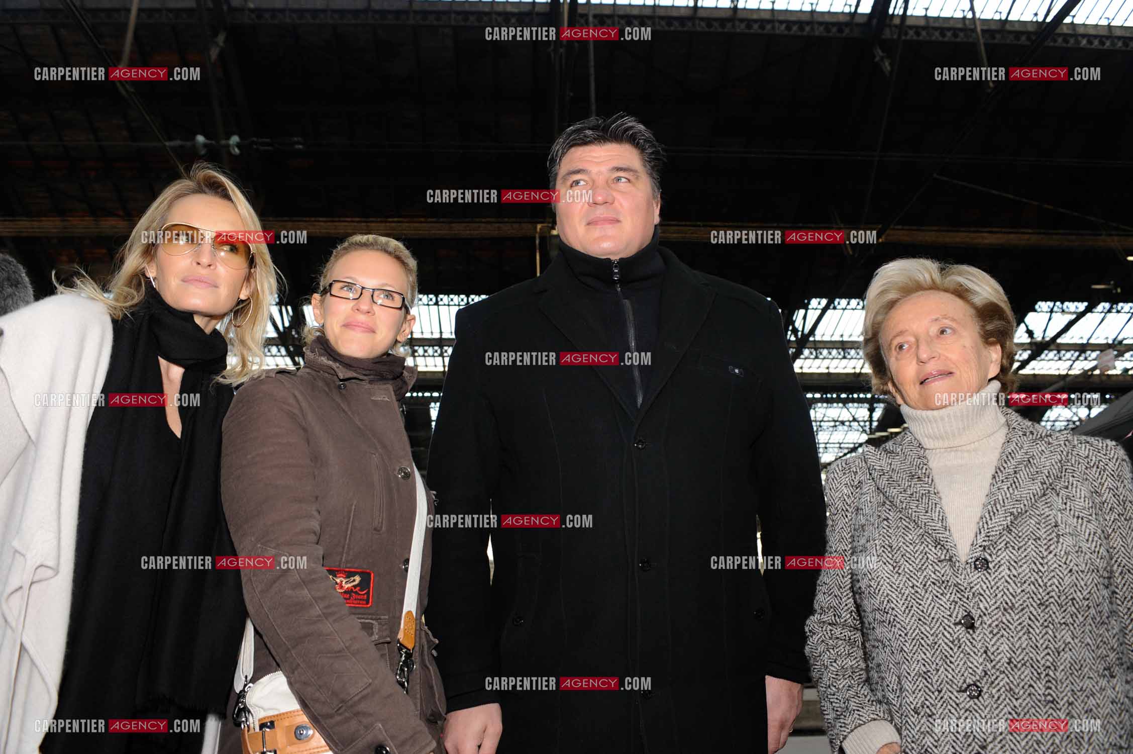 Présentation de l'opération “ PIÈCES JAUNES “ à la gare de Lyon en présence de la première dame Bernadette Chirac, Estelle Lefébure, la chanteuse Lorie et le judoka David Douillet.