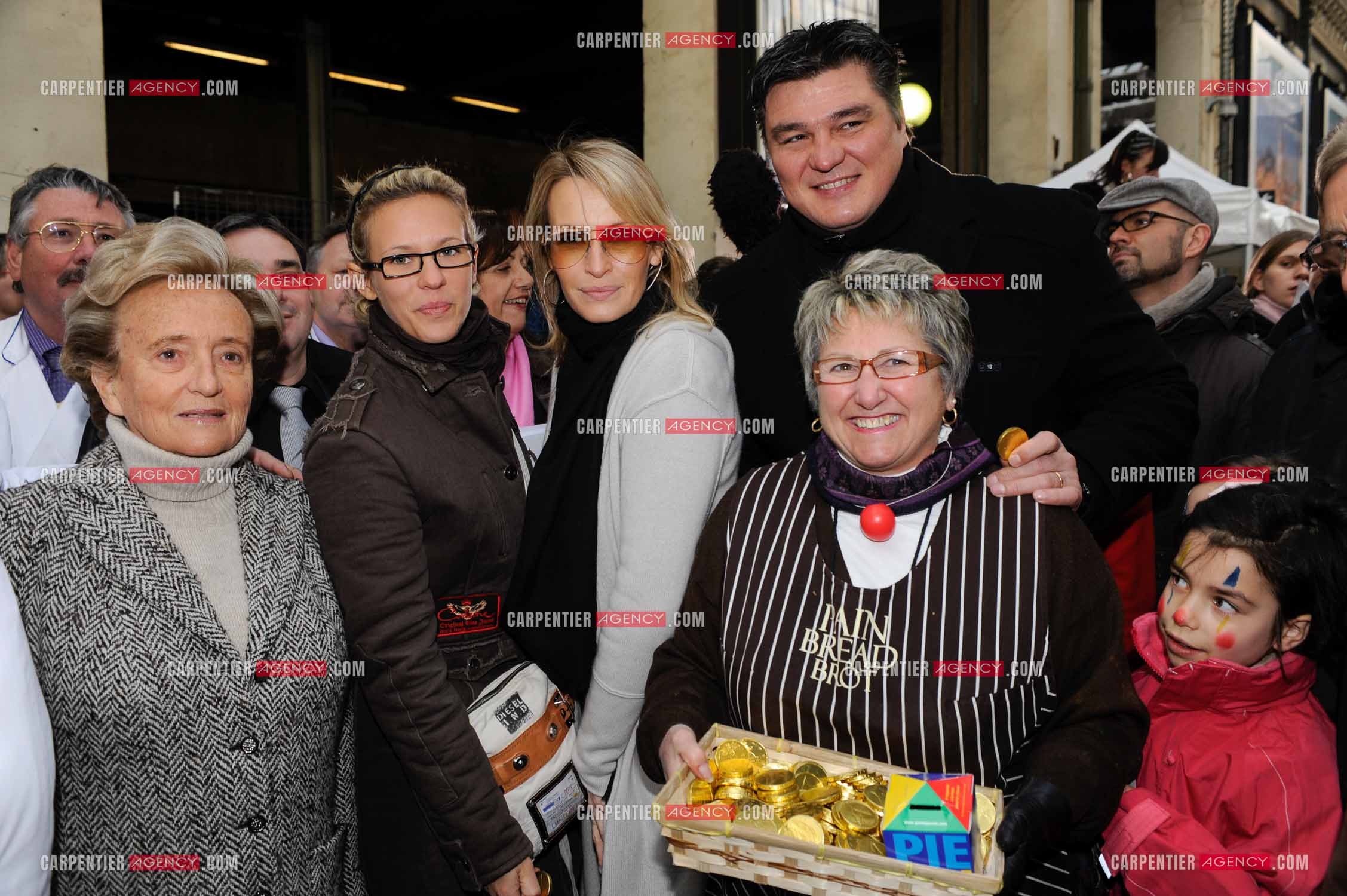 Présentation de l'opération “ PIÈCES JAUNES “ à la gare de Lyon en présence de la première dame Bernadette Chirac, Estelle Lefébure, la chanteuse Lorie et le judoka David Douillet.