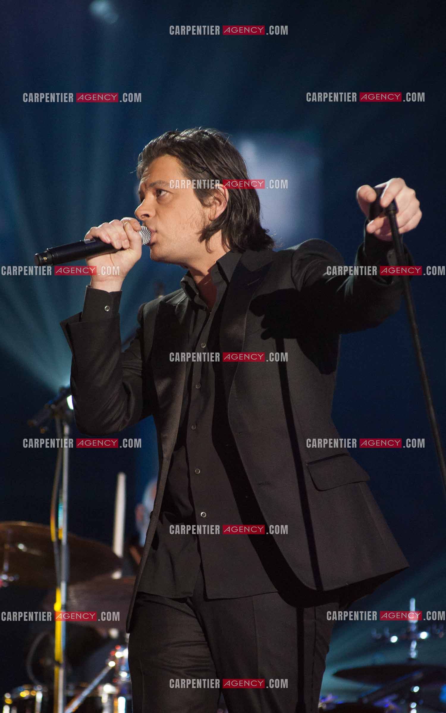 Le chanteur BENJAMIN BIOLAY aux Victoires de la musique 2010 au Zénith de Paris.