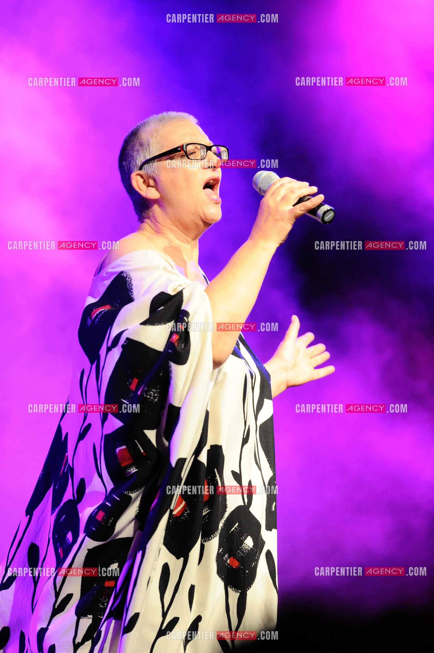 La chanteuse Claudie Fritsch-Mentrop dit Desireless en concert lors de la tournée Stars 80.