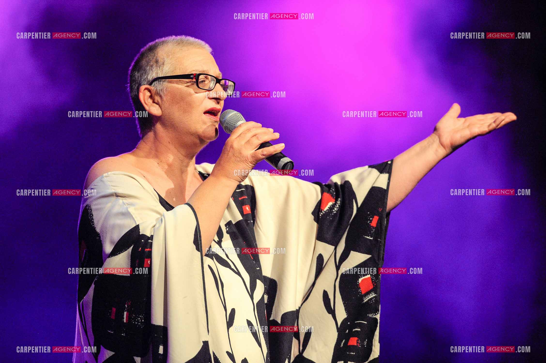 La chanteuse Claudie Fritsch-Mentrop dit Desireless en concert lors de la tournée Stars 80.