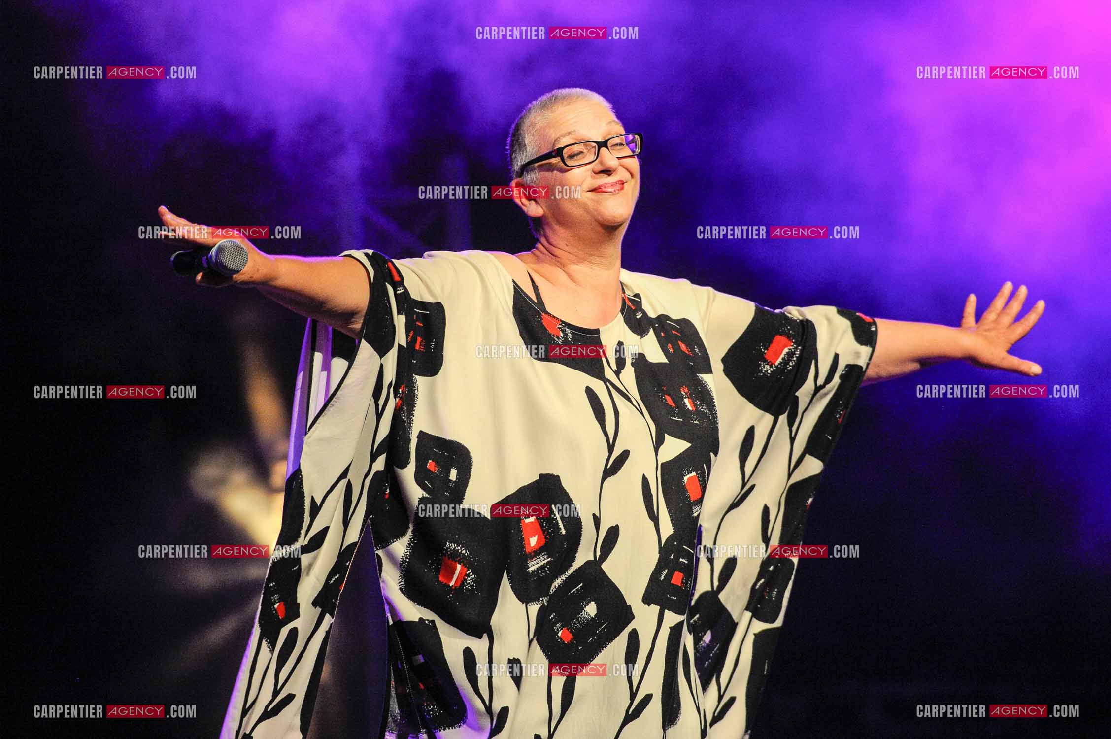 La chanteuse Claudie Fritsch-Mentrop dit Desireless en concert lors de la tournée Stars 80.