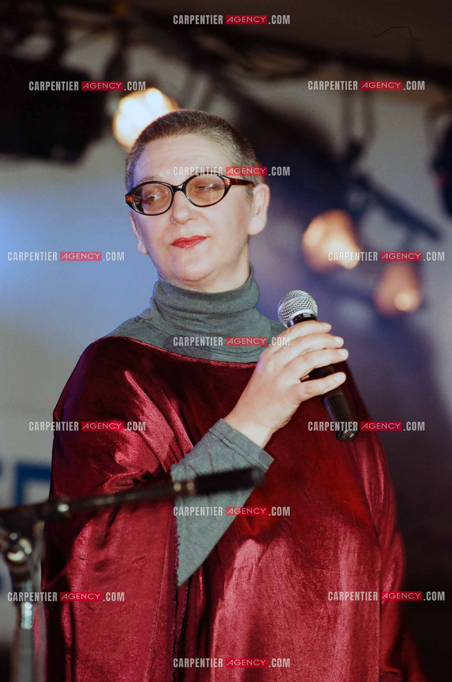 Festival de “La Rose D'Or d'Antibes“ en 1995. La chanteuse Claudie Fritsch dit Desireless.  ( Exclusif )
