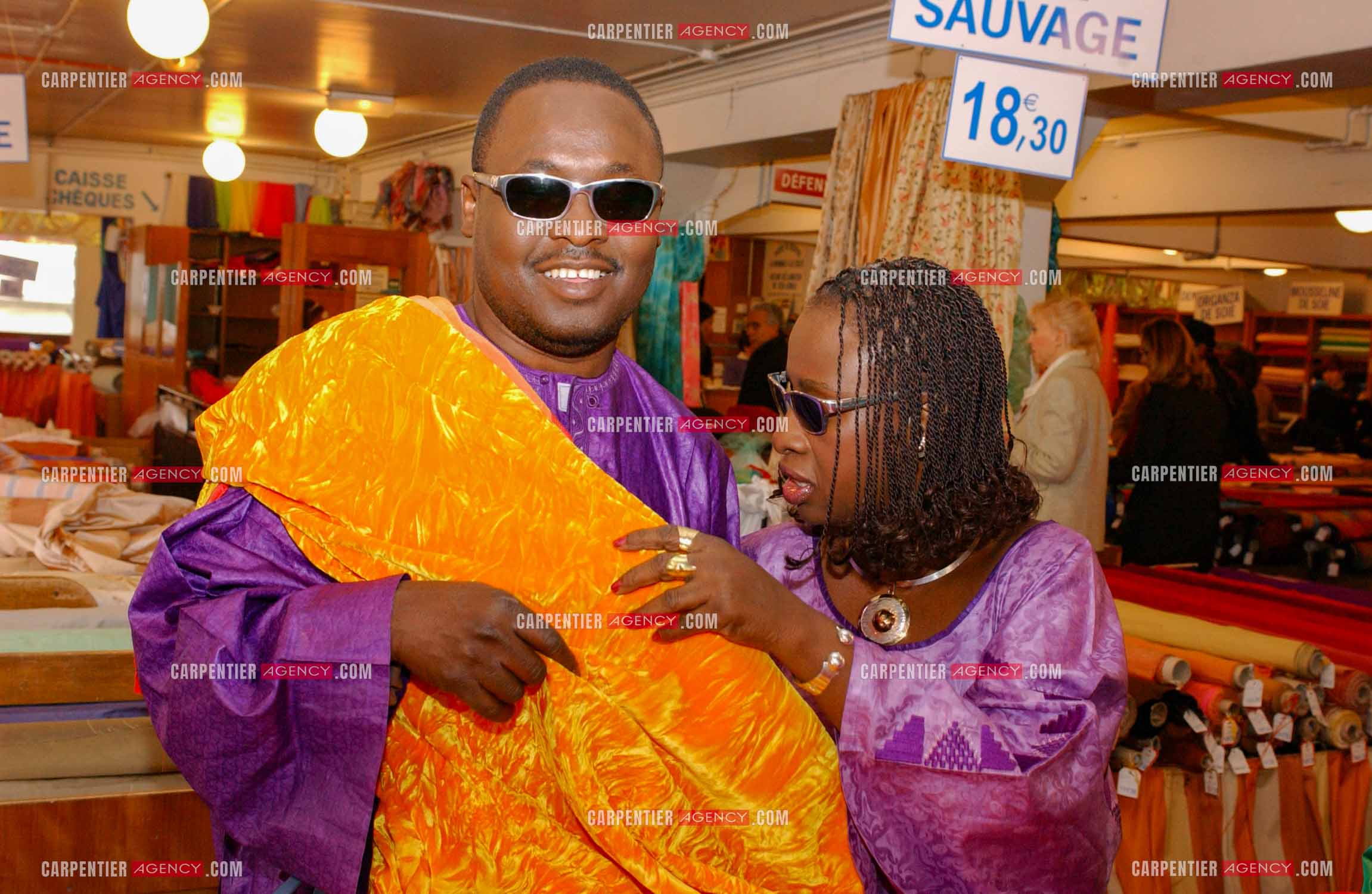 Le couple de chanteurs maliens aveugles Amadou Bagayoko et sa femme Mariam Doumbia lors d'un reportage photo à Paris.  ( Exclusif )