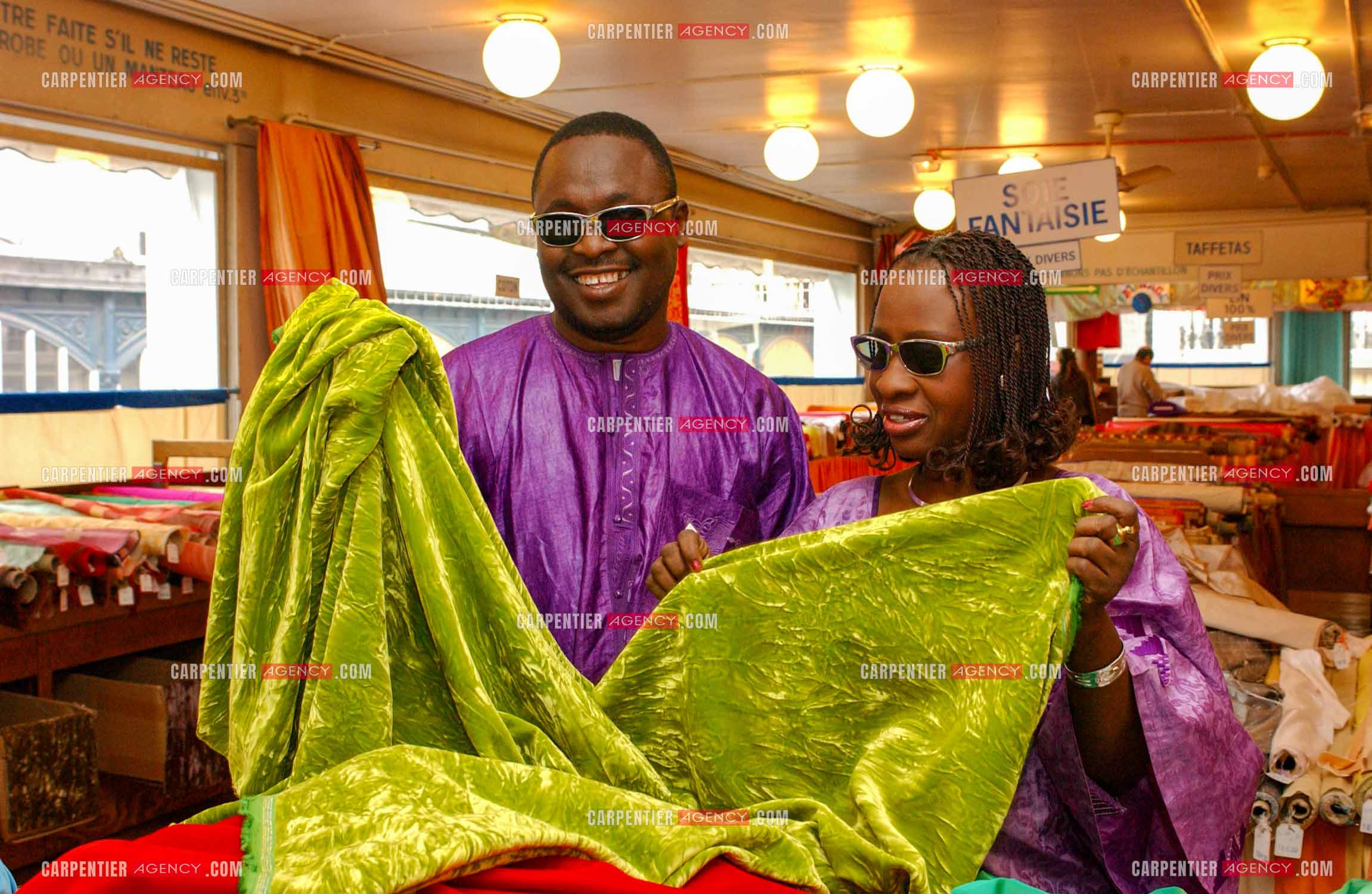Le couple de chanteurs maliens aveugles Amadou Bagayoko et sa femme Mariam Doumbia lors d'un reportage photo à Paris.  ( Exclusif )
