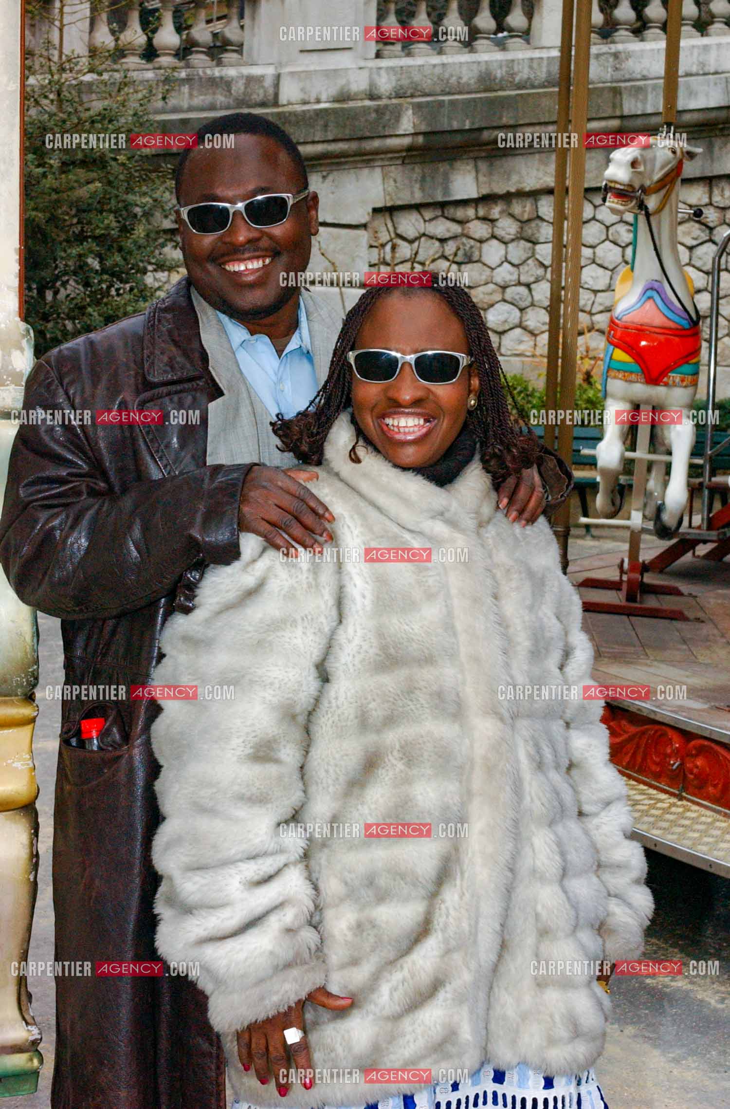 Le couple de chanteurs maliens aveugles Amadou Bagayoko et sa femme Mariam Doumbia lors d'un reportage photo à Paris.  ( Exclusif )