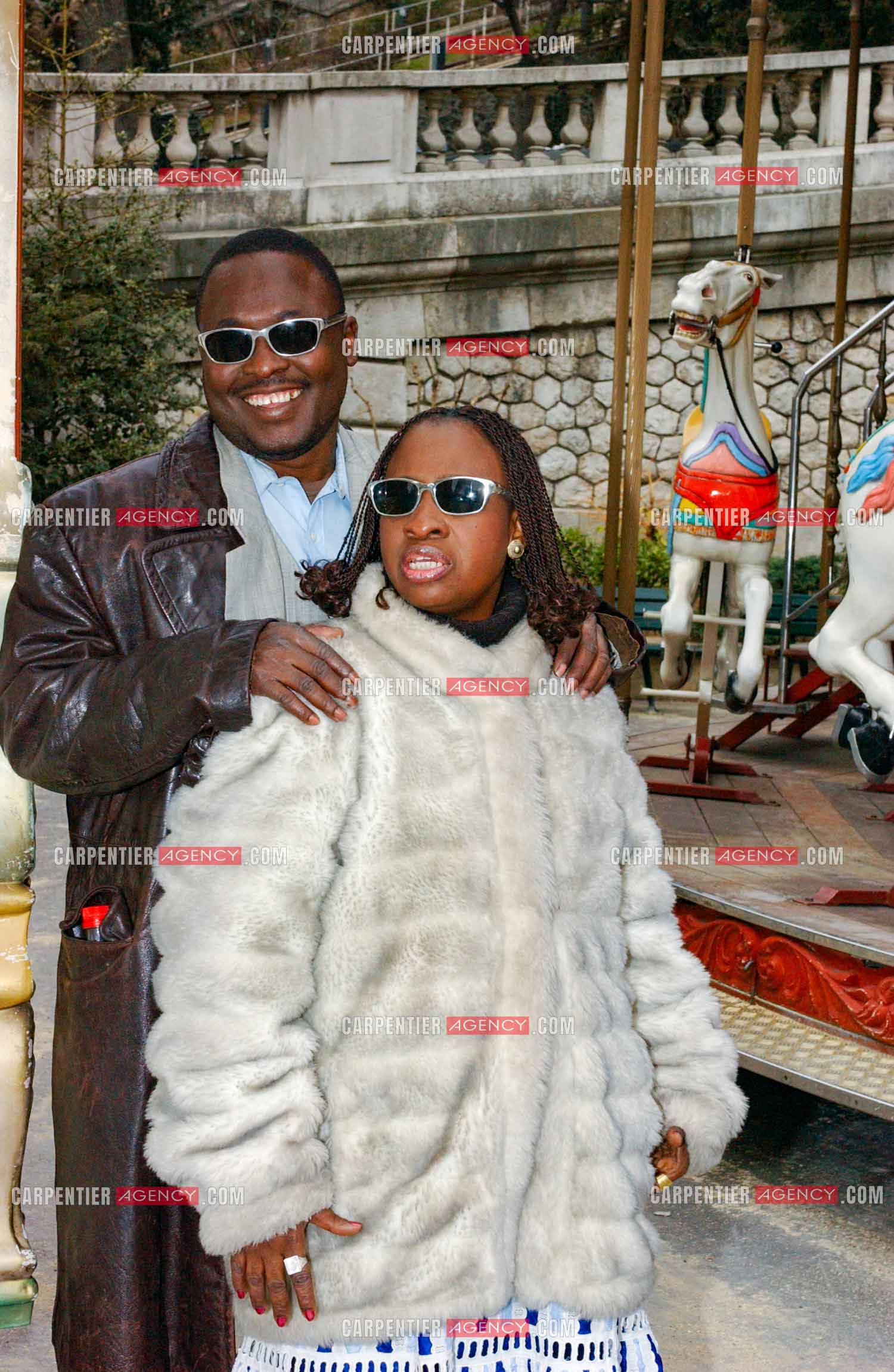 Le couple de chanteurs maliens aveugles Amadou Bagayoko et sa femme Mariam Doumbia lors d'un reportage photo à Paris.  ( Exclusif )