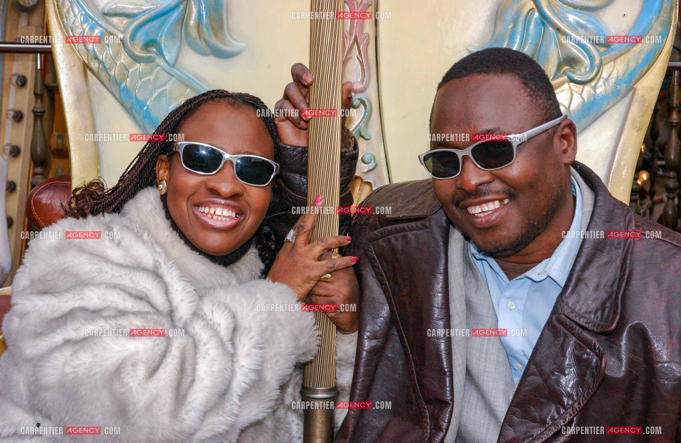 Le couple de chanteurs maliens aveugles Amadou Bagayoko et sa femme Mariam Doumbia lors d'un reportage photo à Paris.  ( Exclusif )