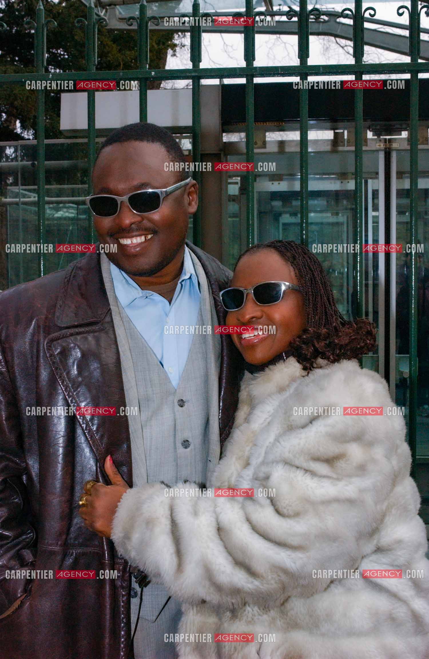 Le couple de chanteurs maliens aveugles Amadou Bagayoko et sa femme Mariam Doumbia lors d'un reportage photo à Paris.  ( Exclusif )