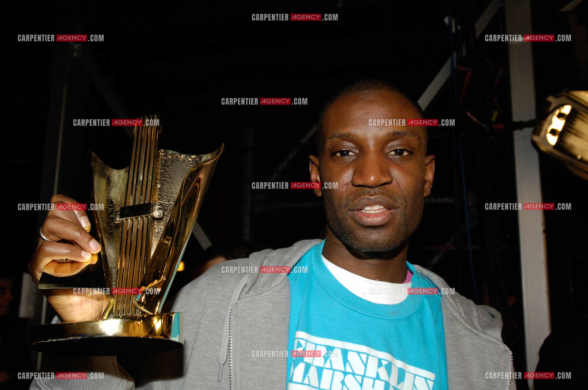 Abd Al Malik recoit la Victoire de la Musique 2007 pour l'album de musique urbaine de l'annee avec l'album Gilbraltar. ( Exclusif )