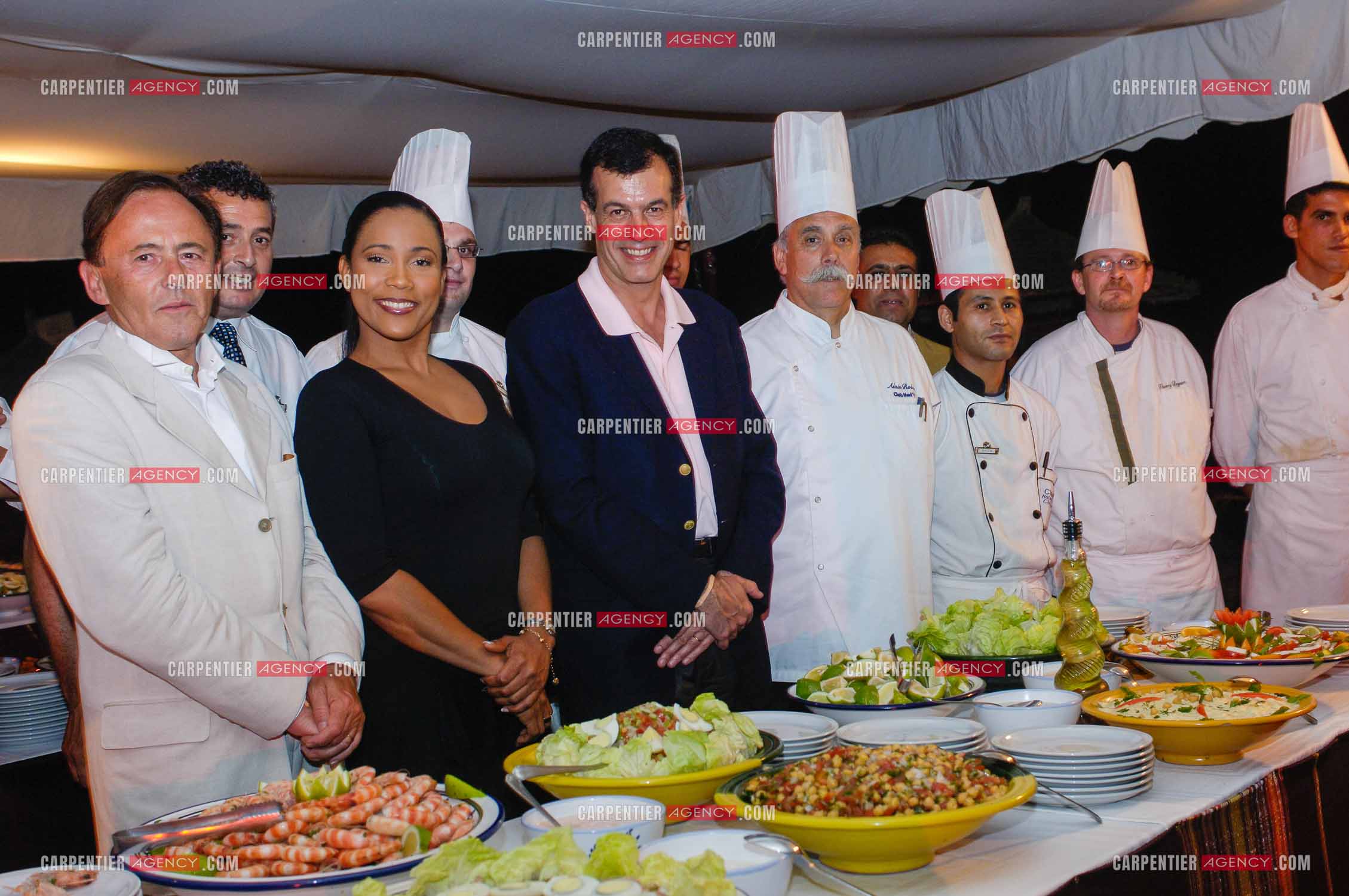 Roland Escaig, la journaliste Christine Kelly et le Président du Club Méditérranée Henri Giscard D'Estaing entourés des cuisiniers lors du Trophémina de Djerba. ( Exclusif )