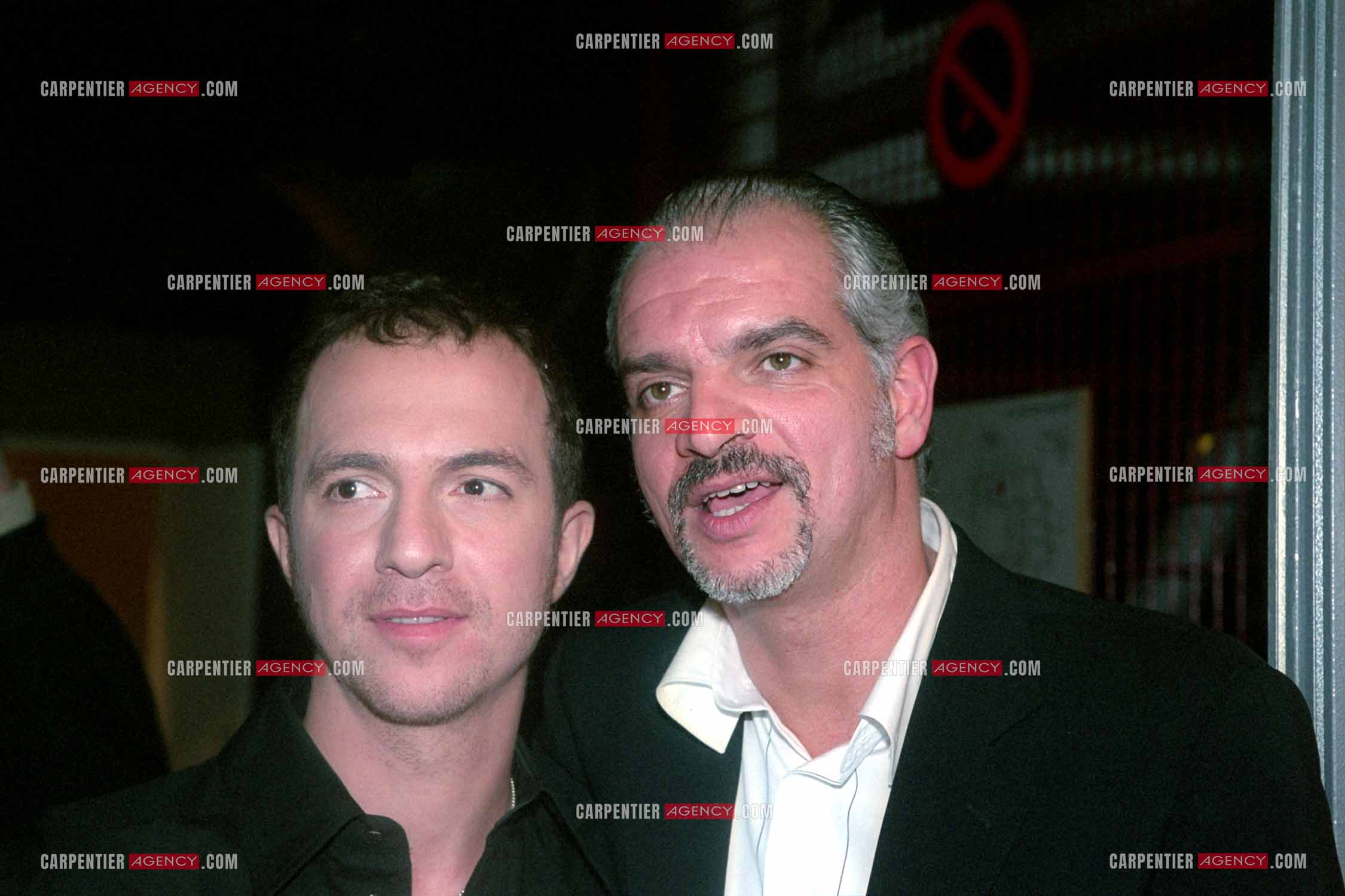 Le chanteur Calogero Maurici dit Calogero reçoit la Victoires de la musique pour la chanson originale de l'année “Si seulement je pouvais lui manquer“. Le chanteur Calogero et le Directeur Général de Universal Music Publishing, Santiago Casariego dit Santi.