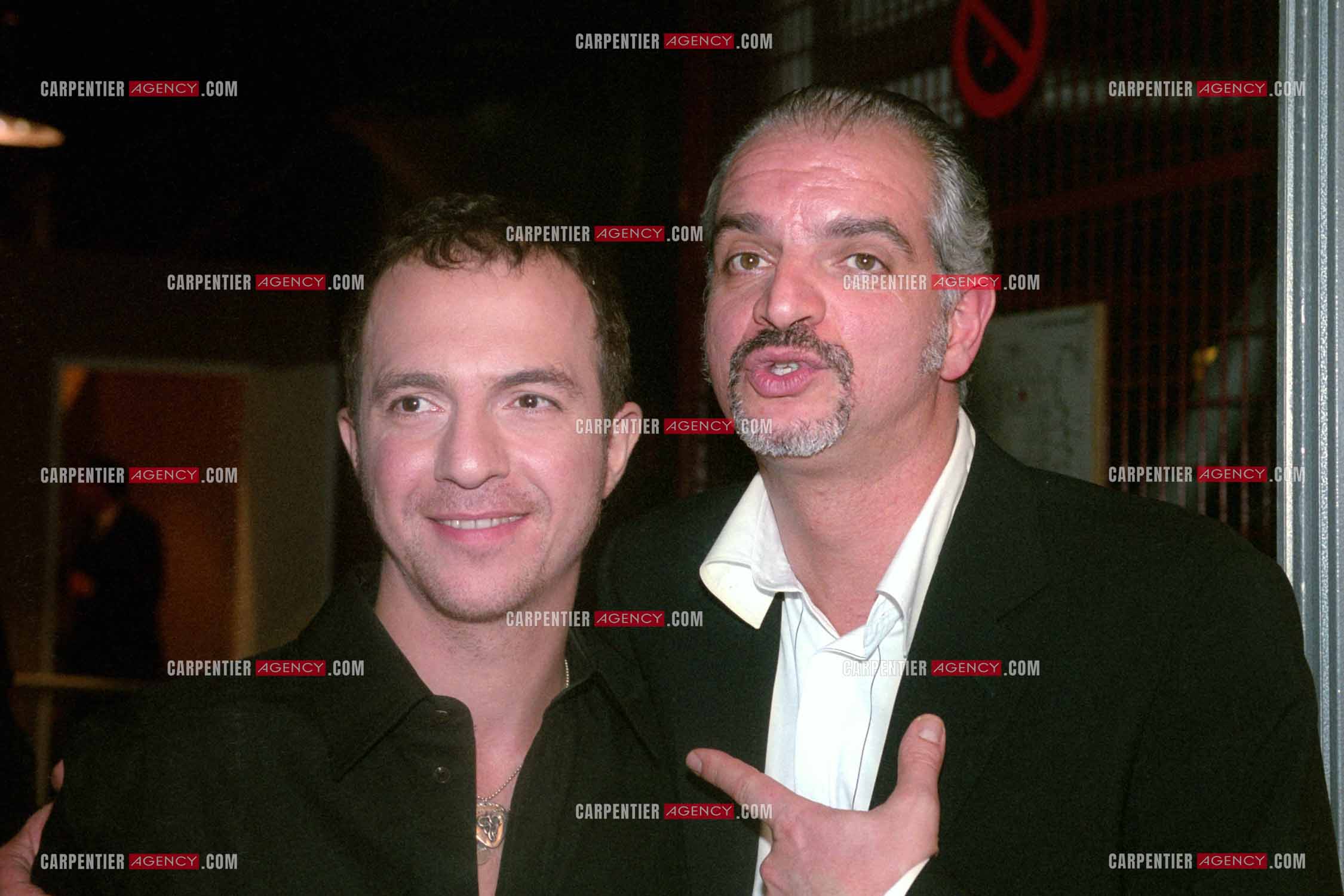 Le chanteur Calogero Maurici dit Calogero reçoit la Victoires de la musique pour la chanson originale de l'année “Si seulement je pouvais lui manquer“. Le chanteur Calogero et le Directeur Général de Universal Music Publishing, Santiago Casariego dit Santi.