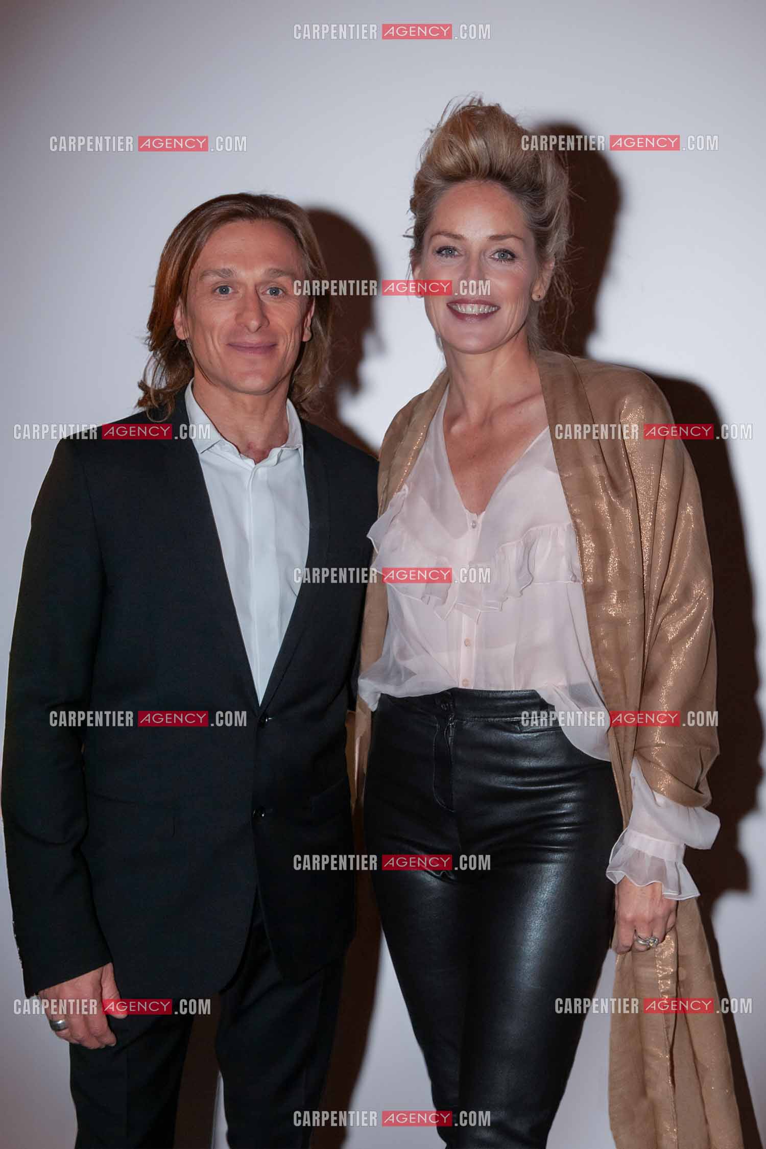 Le concert pour la paix PEACE ONE DAY au Zénith de Paris. Le chanteur sénégalais Youssou Ndour dans les loges, le fondateur de Peace One Day et acteur Jérémy Gilley et l'actrice Américaine Sharon Stone.   ( Exclusif )