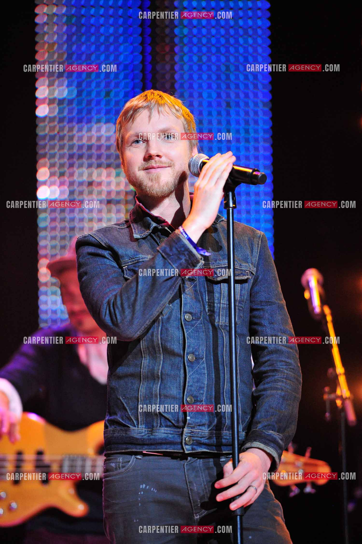 Benoît le chanteur du groupe KYO en concert au Zénith de Paris.
