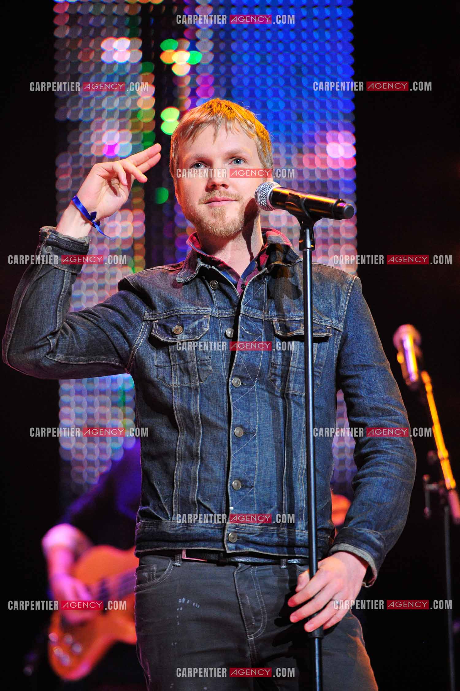 Benoît le chanteur du groupe KYO en concert au Zénith de Paris.