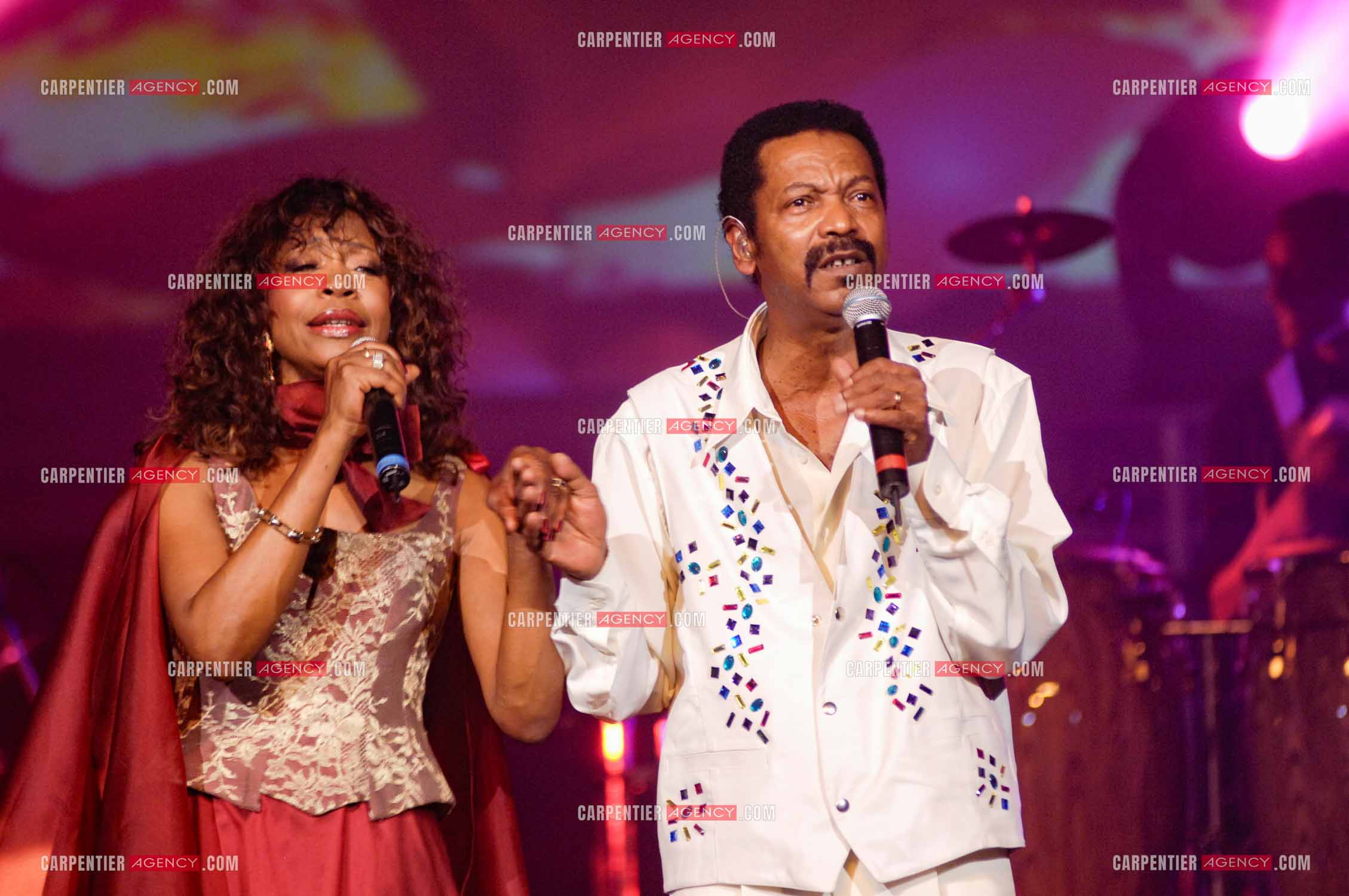 La chanteuse du groupe Clémence Bringtown et José Sébéloué guitariste et choriste.