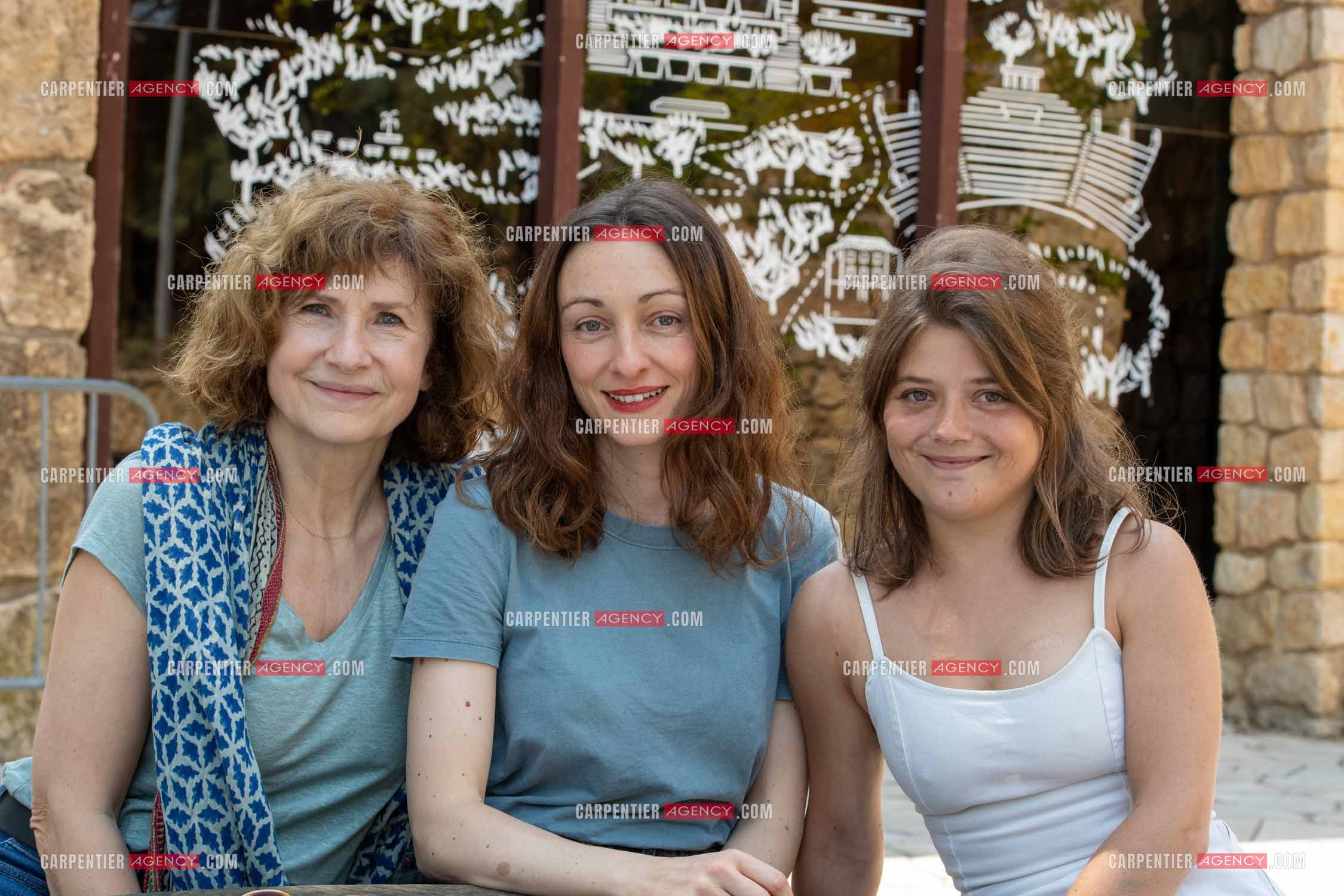 Les trois actrices, Marie Bunel, Delphine Hecquet et Mathilde Viseux pour y jouer leur pièce " LE PARLOIR “ que signe et met en scène Delphine Hecquet.    ( Exclusif )