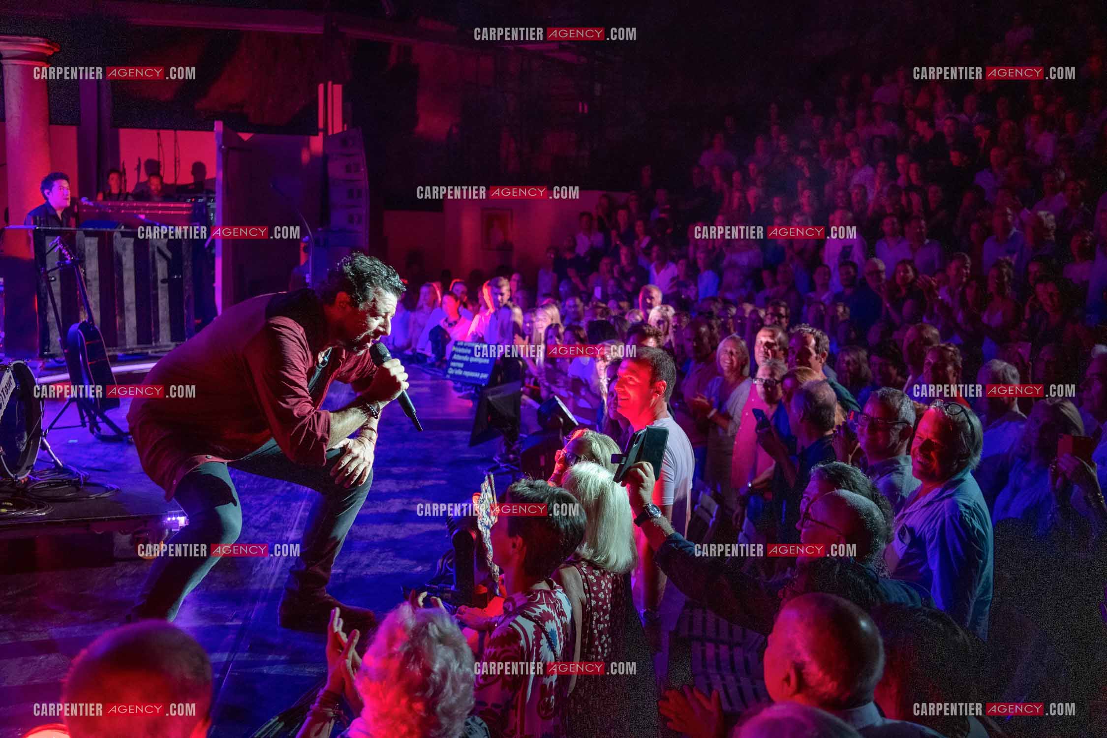 Le chanteur Patrick Bruel lors de son concert en acoustique au Théâtre de Verdure de Ramatuelle pour l'ouverture du festival 2022.     ( Exclusif )