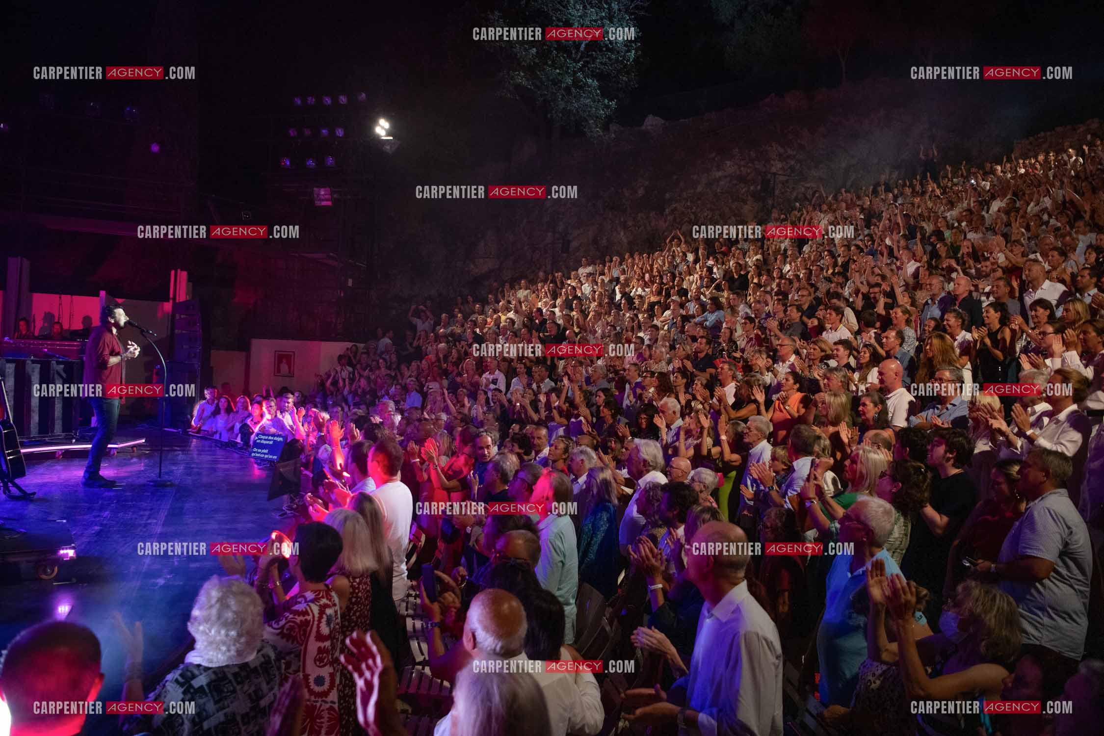 Le chanteur Patrick Bruel lors de son concert en acoustique au Théâtre de Verdure de Ramatuelle pour l'ouverture du festival 2022.     ( Exclusif )