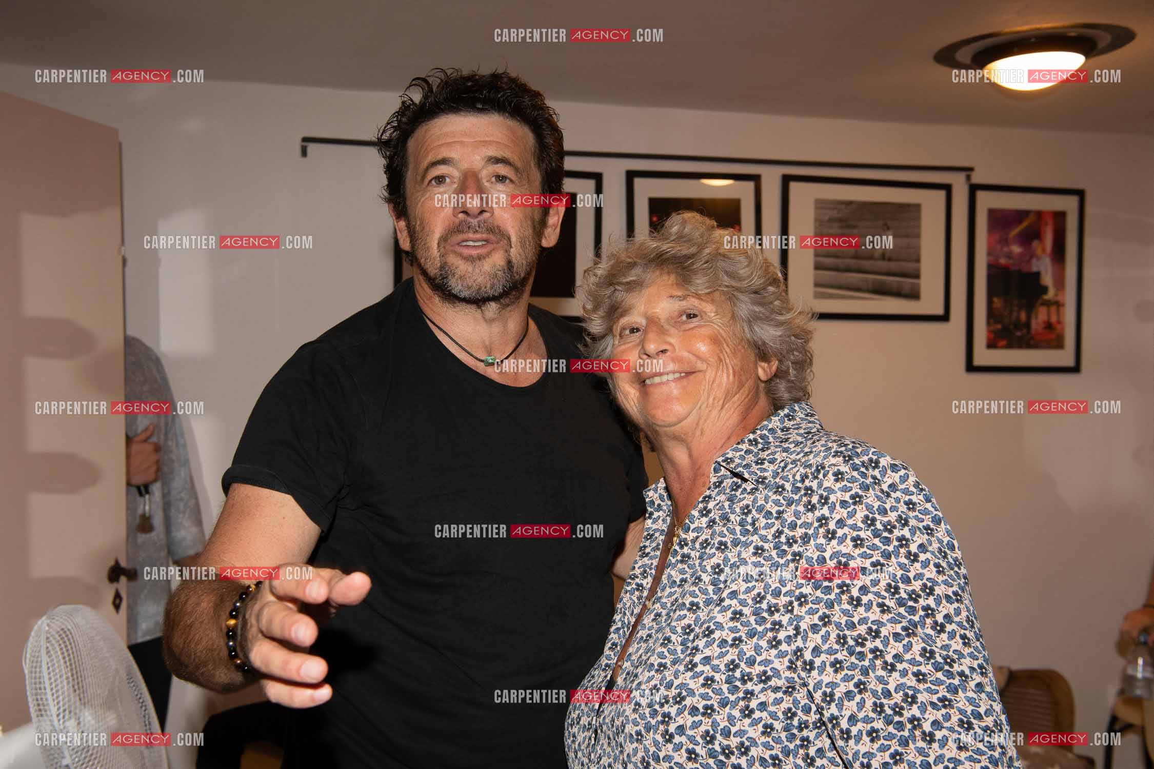 Le chanteur Patrick Bruel lors de son concert en acoustique au Théâtre de Verdure de Ramatuelle pour l'ouverture du festival 2022. Dans sa loge, Patrick avec Jacqueline Franjou Présidente du Festival de Ramatuelle     ( Exclusif )