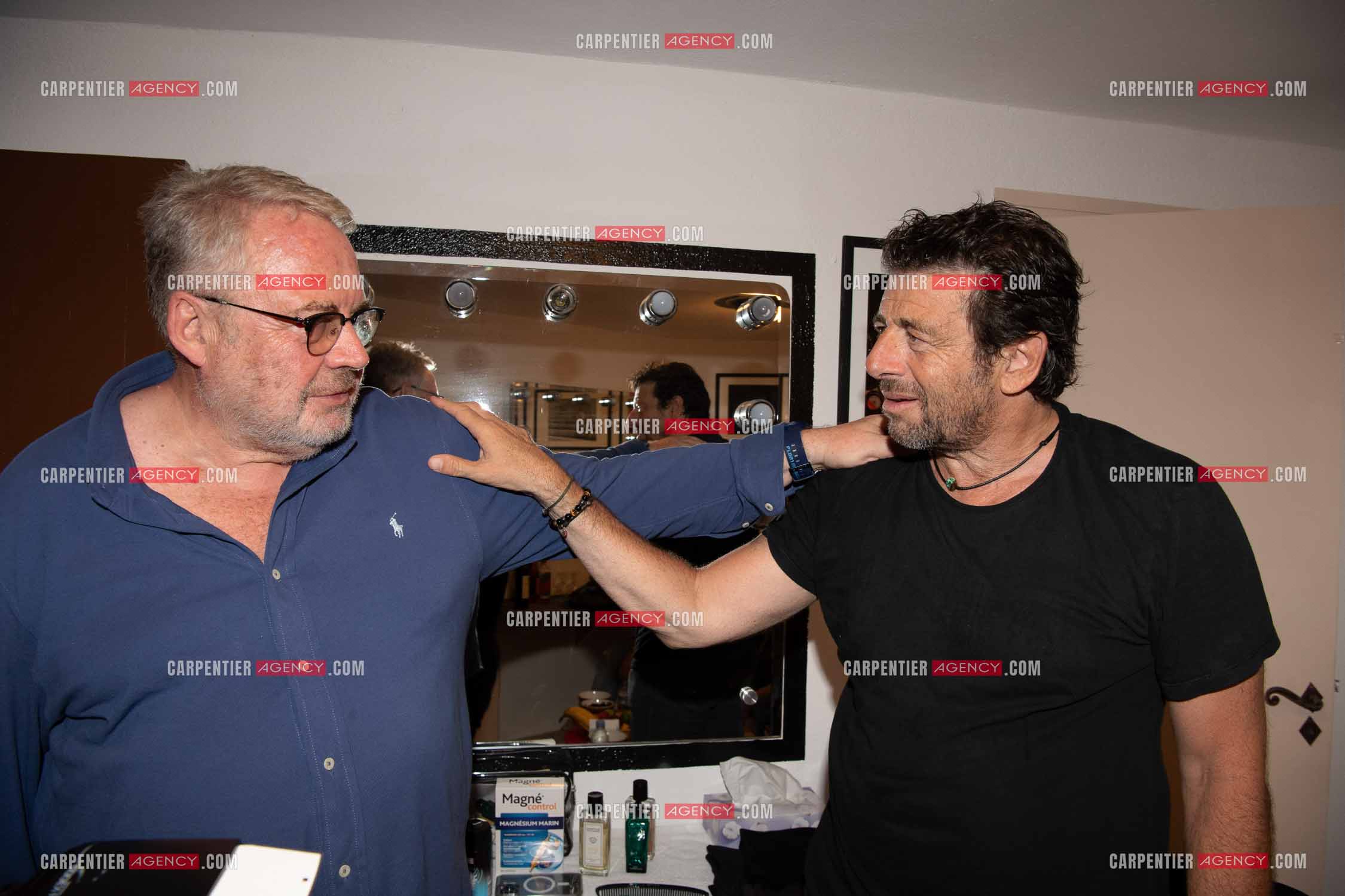 Le chanteur Patrick Bruel lors de son concert en acoustique au Théâtre de Verdure de Ramatuelle pour l'ouverture du festival 2022. Dans sa loge, Patrick avec son attaché de presse Dominique Segall.    ( Exclusif )