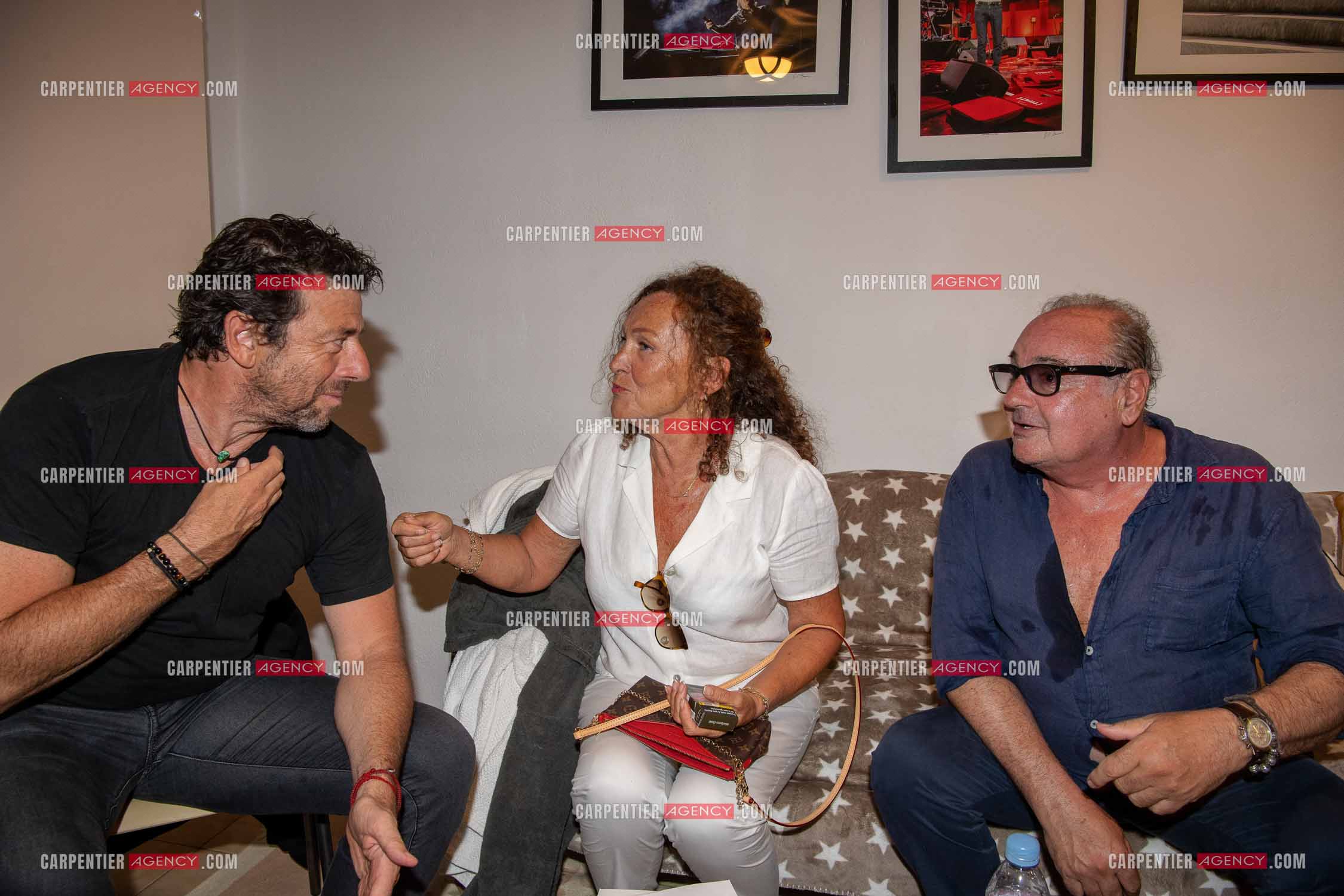 Le chanteur Patrick Bruel lors de son concert en acoustique au Théâtre de Verdure de Ramatuelle pour l'ouverture du festival 2022. Dans sa loge, Patrick avec ses amis Evelyne et Gérard Presgurvic.    ( Exclusif )