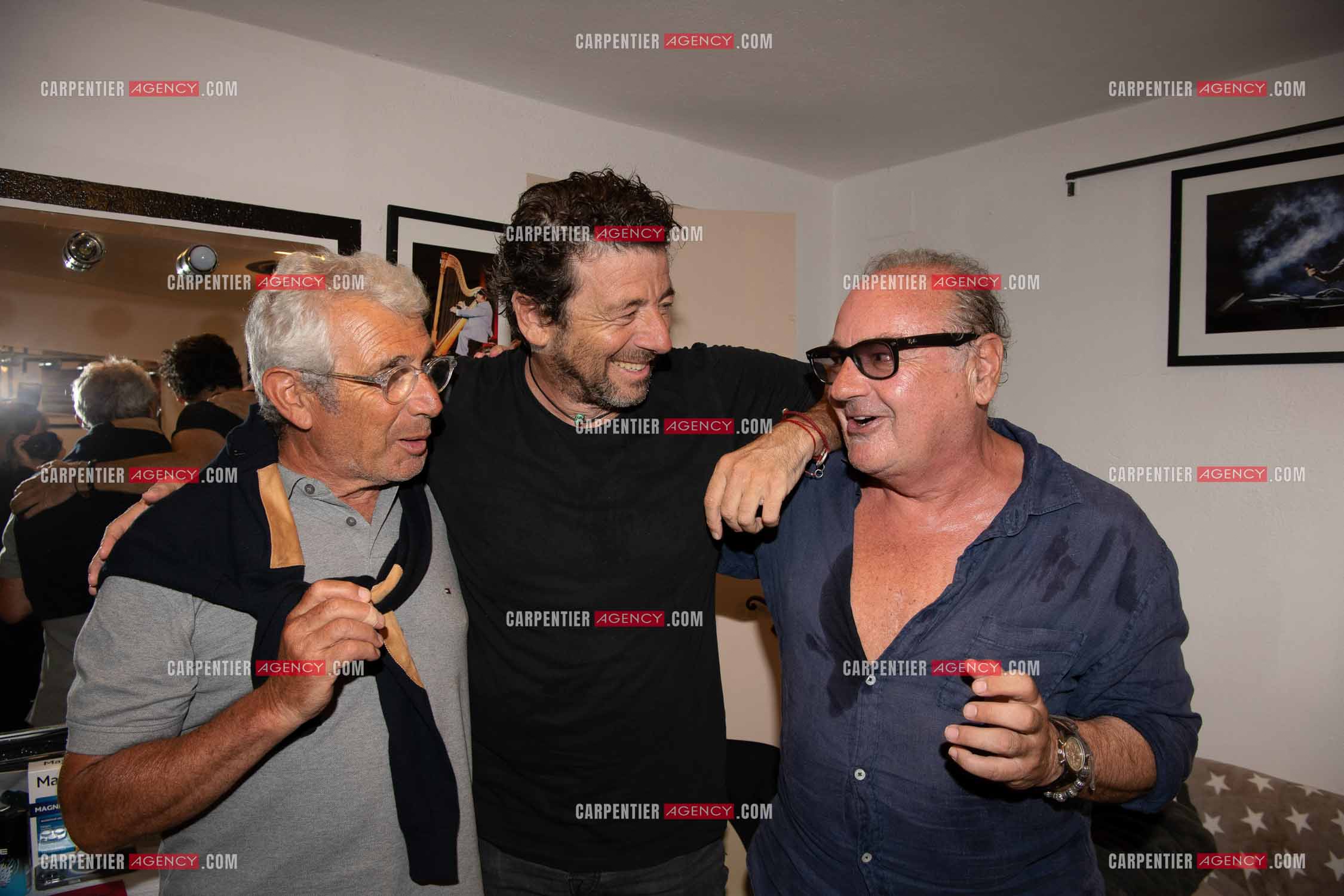 Le chanteur Patrick Bruel lors de son concert en acoustique au Théâtre de Verdure de Ramatuelle pour l'ouverture du festival 2022. Dans sa loge, Patrick avec ses amis Michel Boujenah directeur du festival et Gérard Presgurvic.     ( Exclusif )