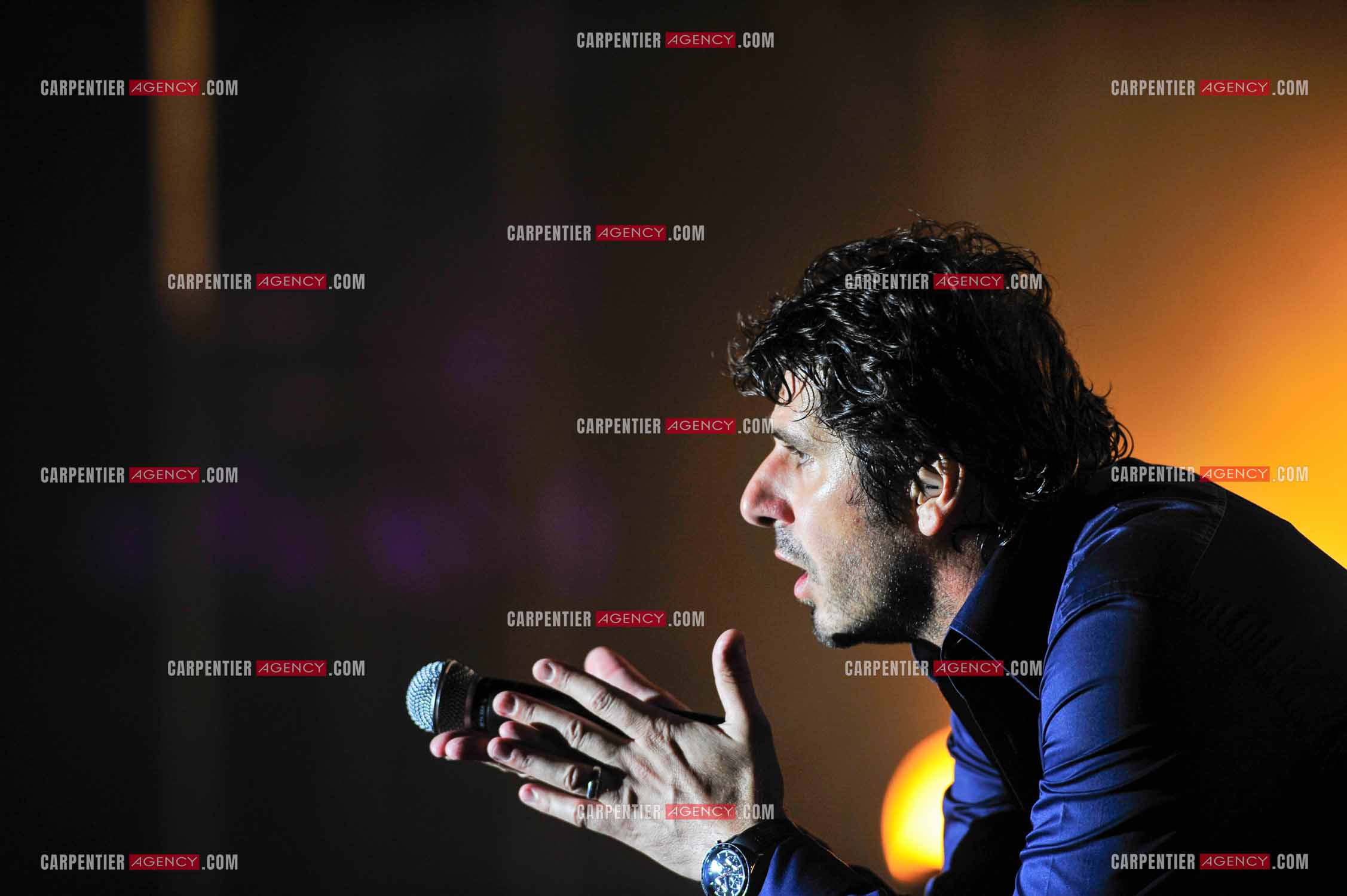 Le chanteur Patrick Fiori en concert au Zénith de Paris.