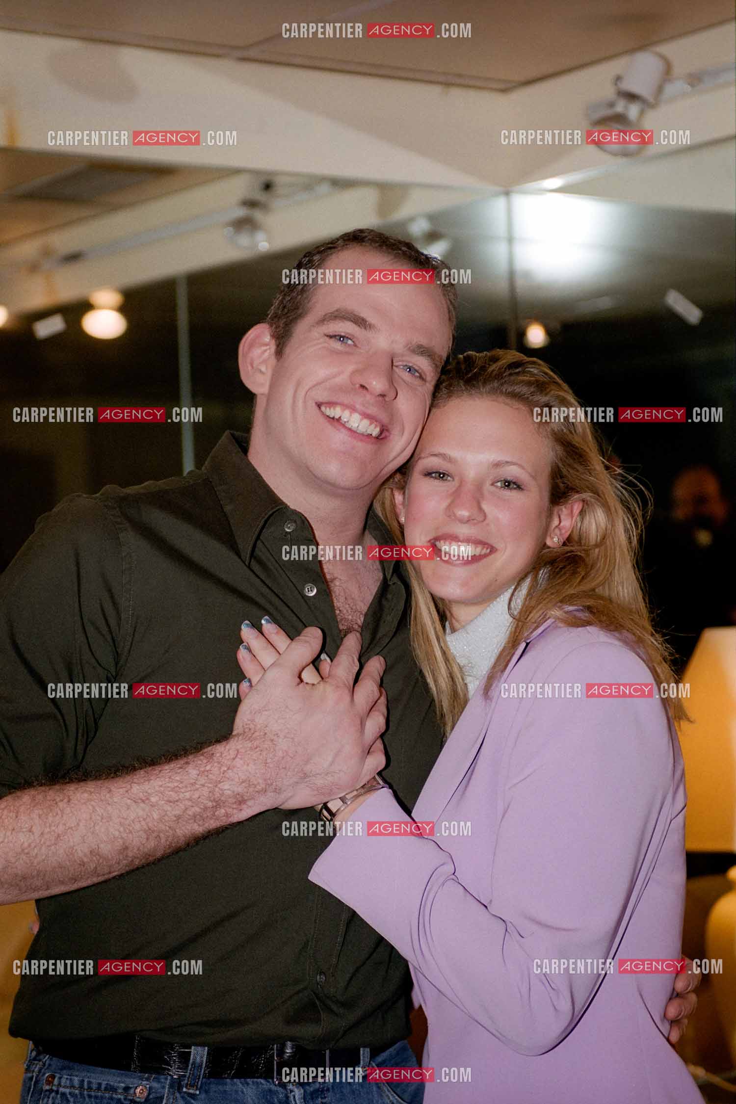 Le chanteur Garou lors de ses concerts au POPB de Paris Bercy en 2002. Ici dans sa loge avec la chanteuse Lorie Pester.  ( Exclusif )