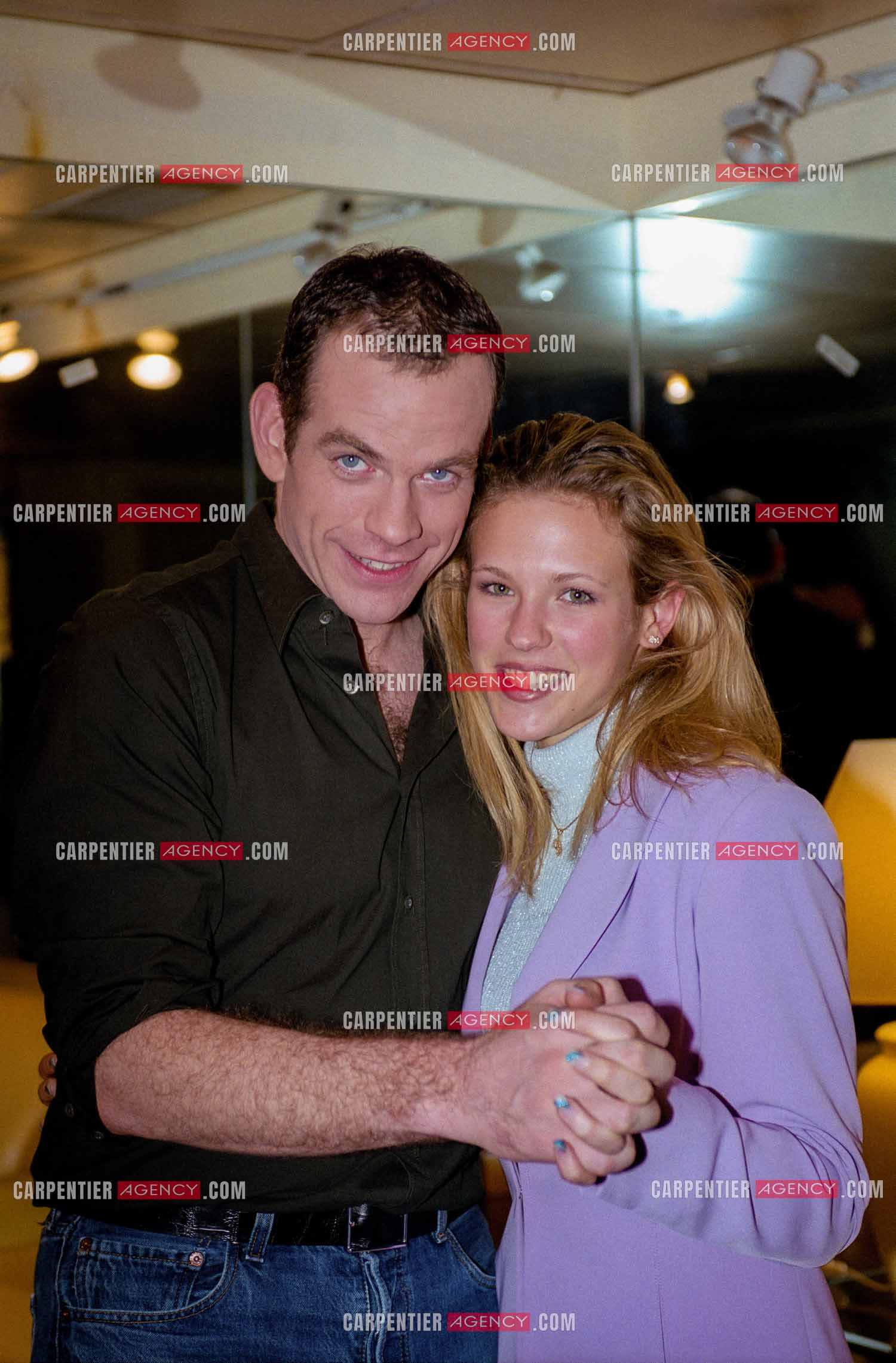Le chanteur Garou lors de ses concerts au POPB de Paris Bercy en 2002. Ici dans sa loge avec la chanteuse Lorie Pester.  ( Exclusif )
