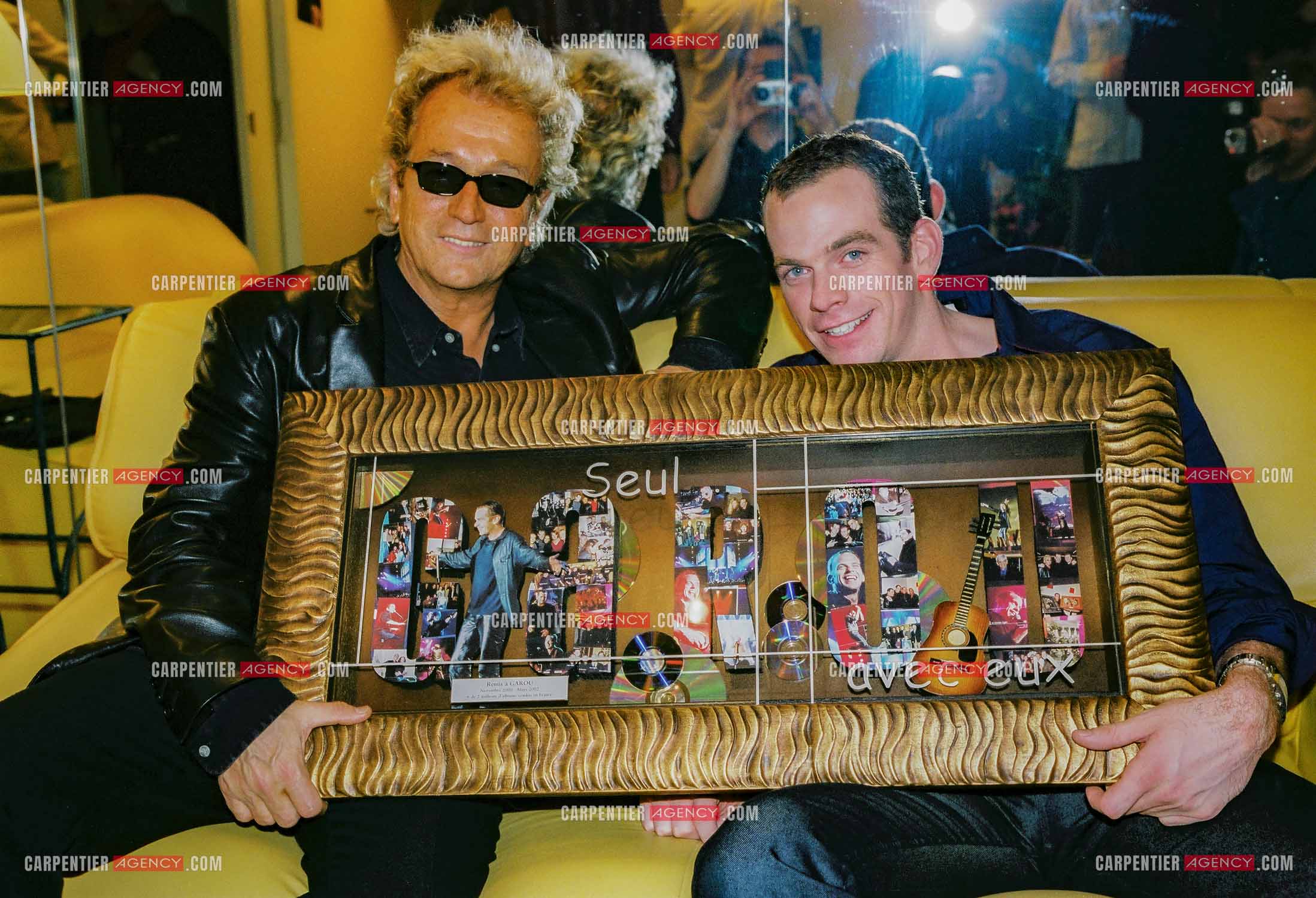 Le chanteur Garou reçoit son disque d'or en présence de Luc Plamondon pour plus de 2 millions d'albums vendus en France.    ( Exclusif )
