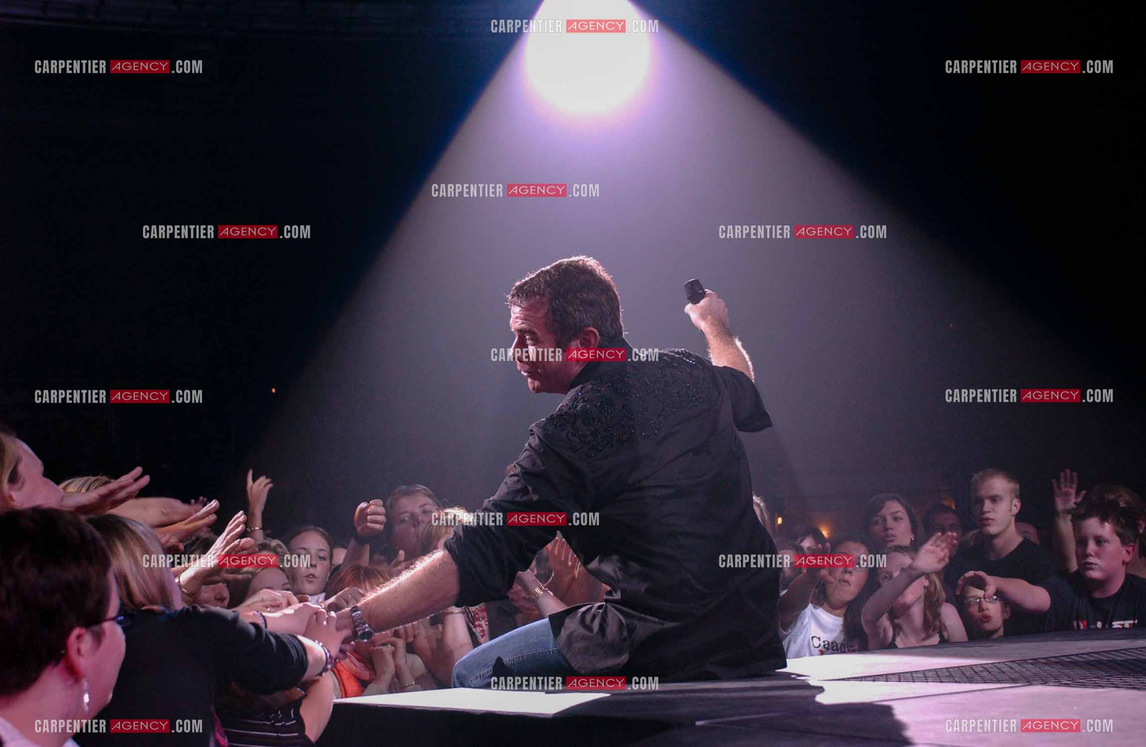 Le chanteur Québéquois Garou en concert au Zénith de Paris le 9 Nov 2004.                                 ( Exclusif )