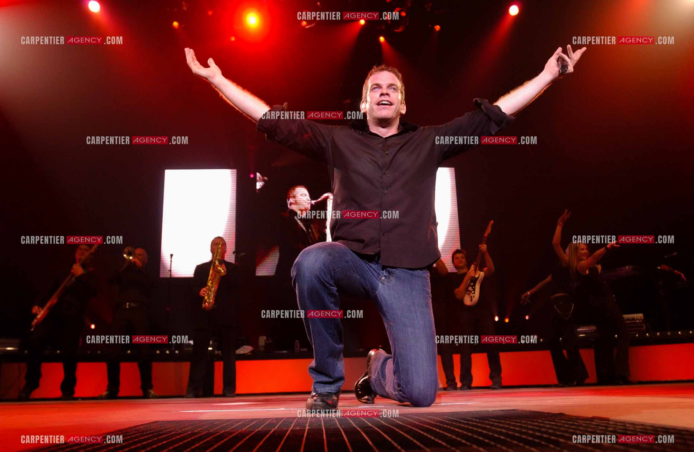 Le chanteur Québéquois Garou en concert au Zénith de Paris le 9 Nov 2004.                                 ( Exclusif )