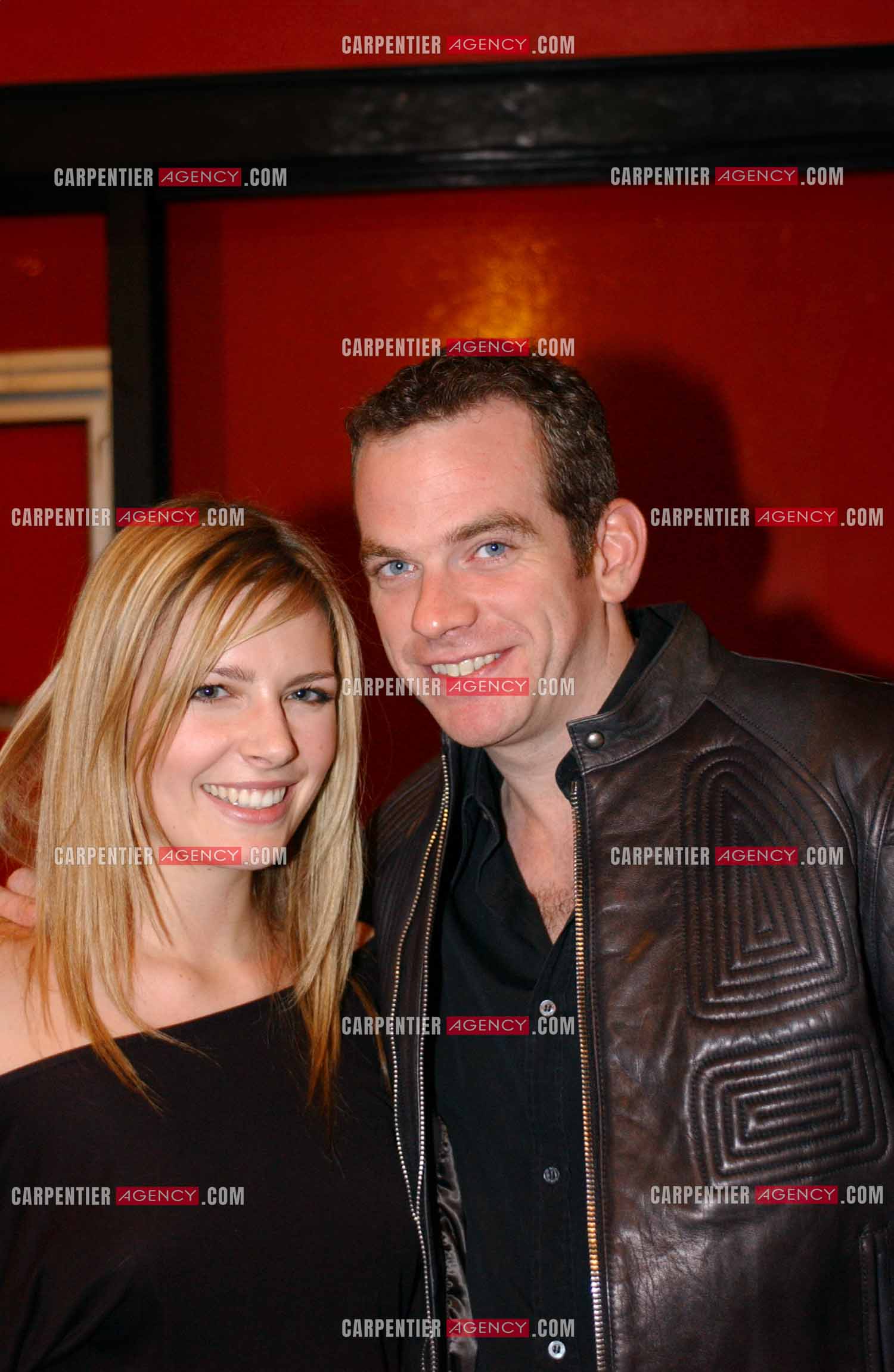 Le chanteur Québéquois Garou en concert au Zénith de Paris le 9 Nov 2004. La chanteuse Élodie Frégé est venue saluer son ami Garou dans les loges.                                 ( Exclusif )