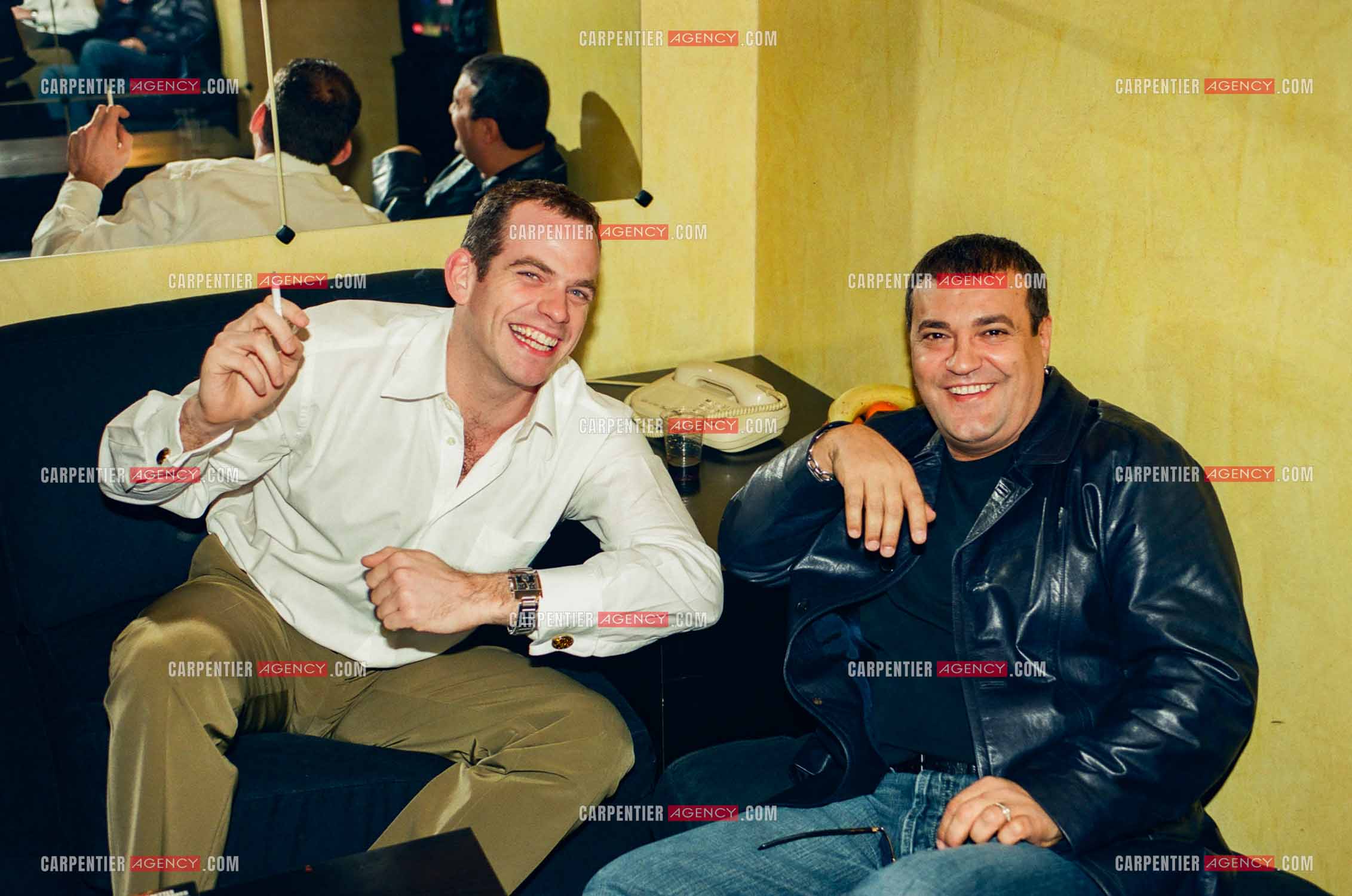 Vito Luprano le producteur exécutif de Céline Dion et le chanteur Garou dans leur loge en attente de l'enregistrement de l'émission.  ( Exclusif )