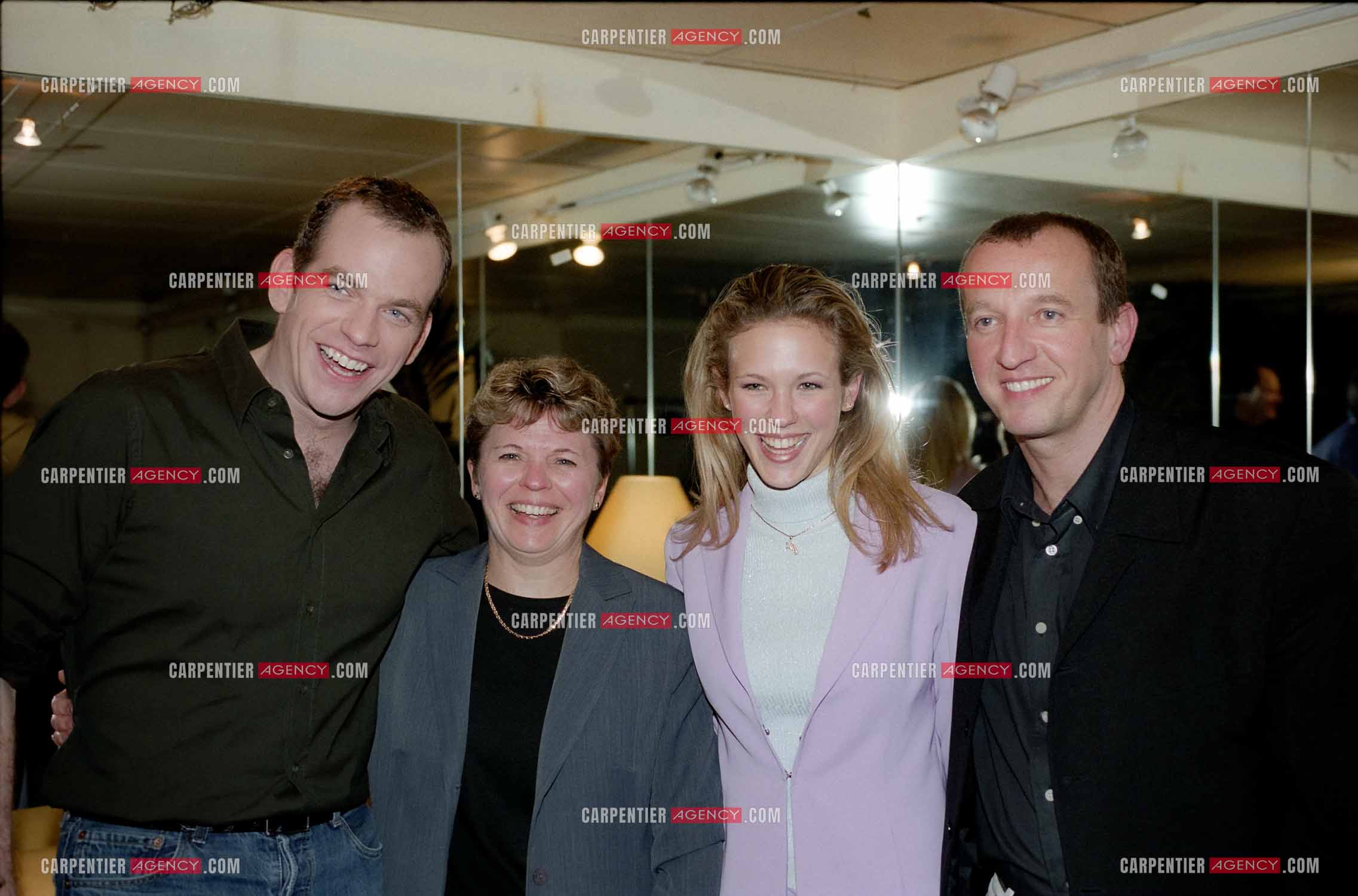 Le chanteur Garou lors de ses concerts au POPB de Paris Bercy en 2002. Ici dans sa loge avec la chanteuse Lorie Pester et ses parents Martine et Dominique Pester.  ( Exclusif )