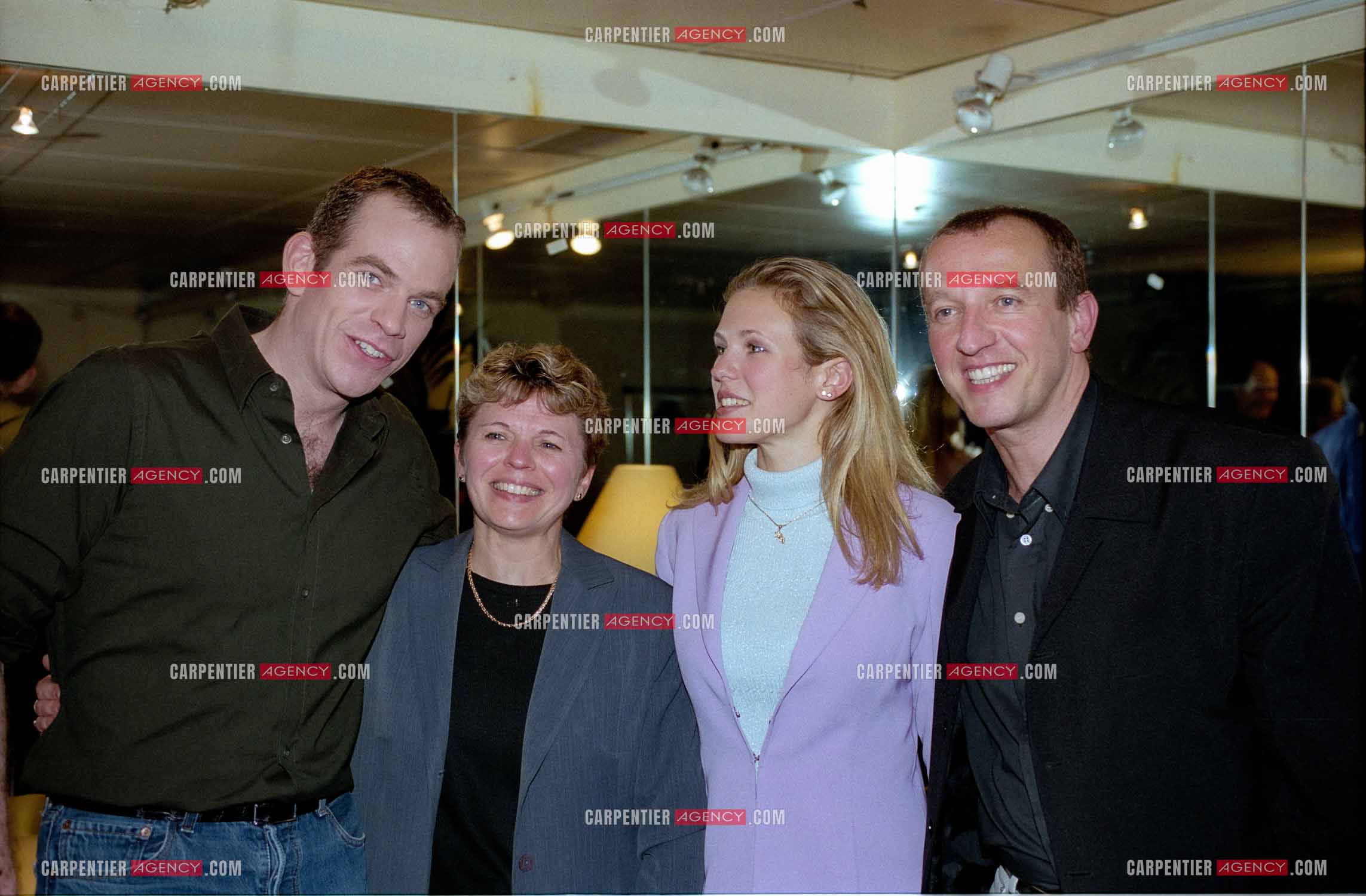 Le chanteur Garou lors de ses concerts au POPB de Paris Bercy en 2002. Ici dans sa loge avec la chanteuse Lorie Pester et ses parents Martine et Dominique Pester.  ( Exclusif )