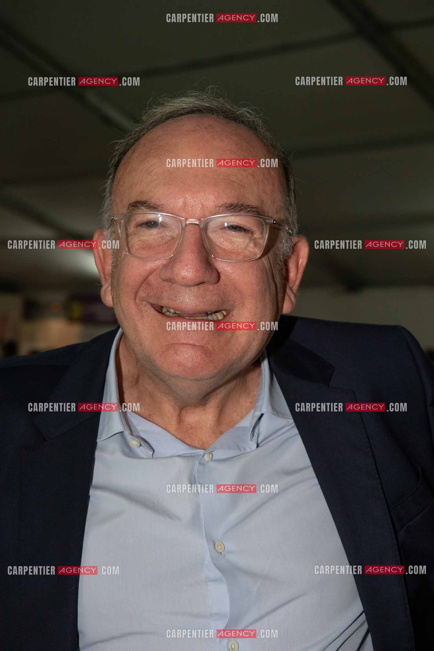 L'auteur Pierre Gattaz présente son livre “ ENTHOUSIASMEZ-VOUS “ aux éditions Du Rocher.      ( Exclusif )