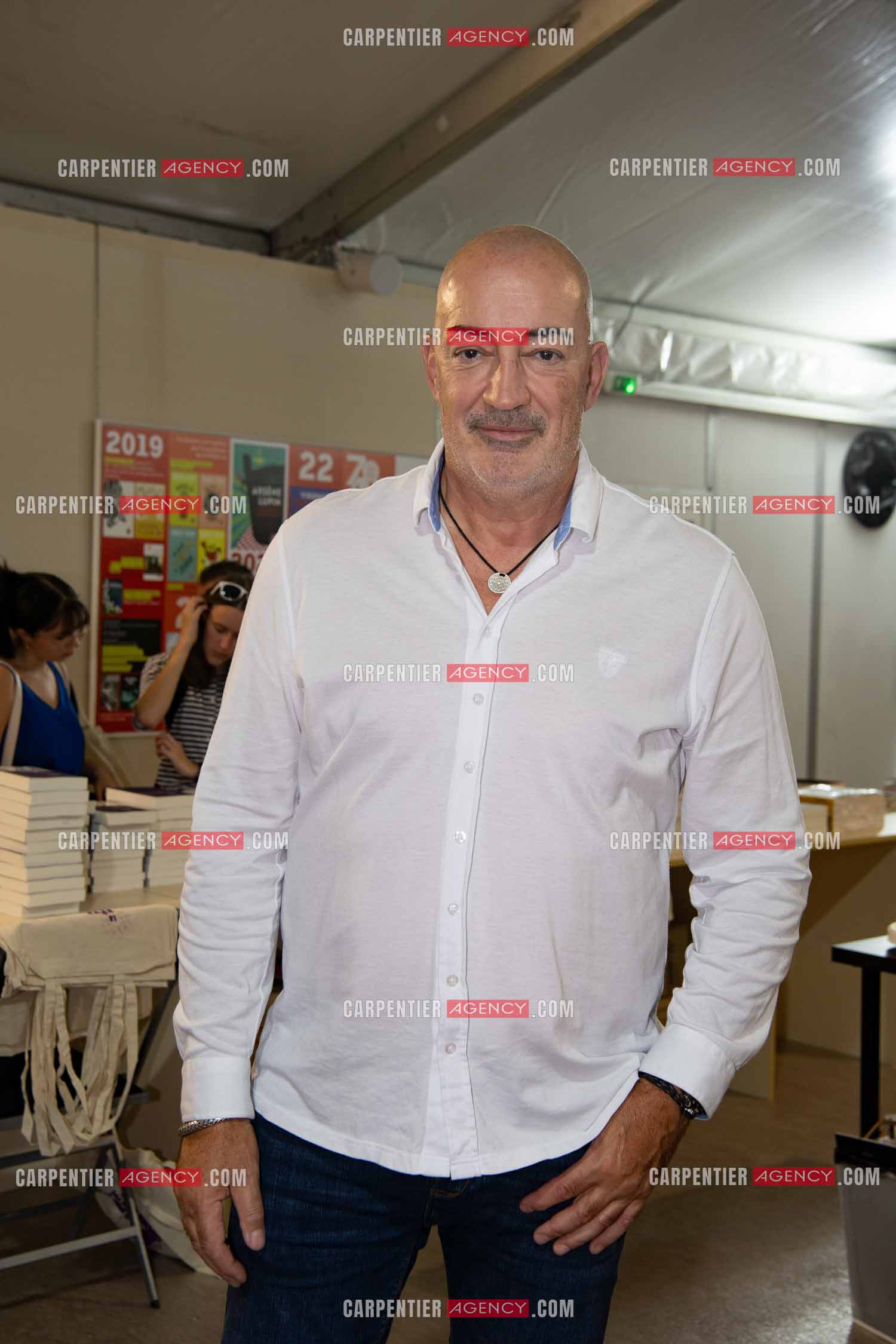 L'auteur Patrick Roussel présente son livre “ TOUT LE MONDE L'APPELAIT JOHNNY “ aux éditions Louis de Mareuil. Le chauffeur et garde du corps de Johnny y raconte 16 années aux côtés du rocker.    ( Exclusif )