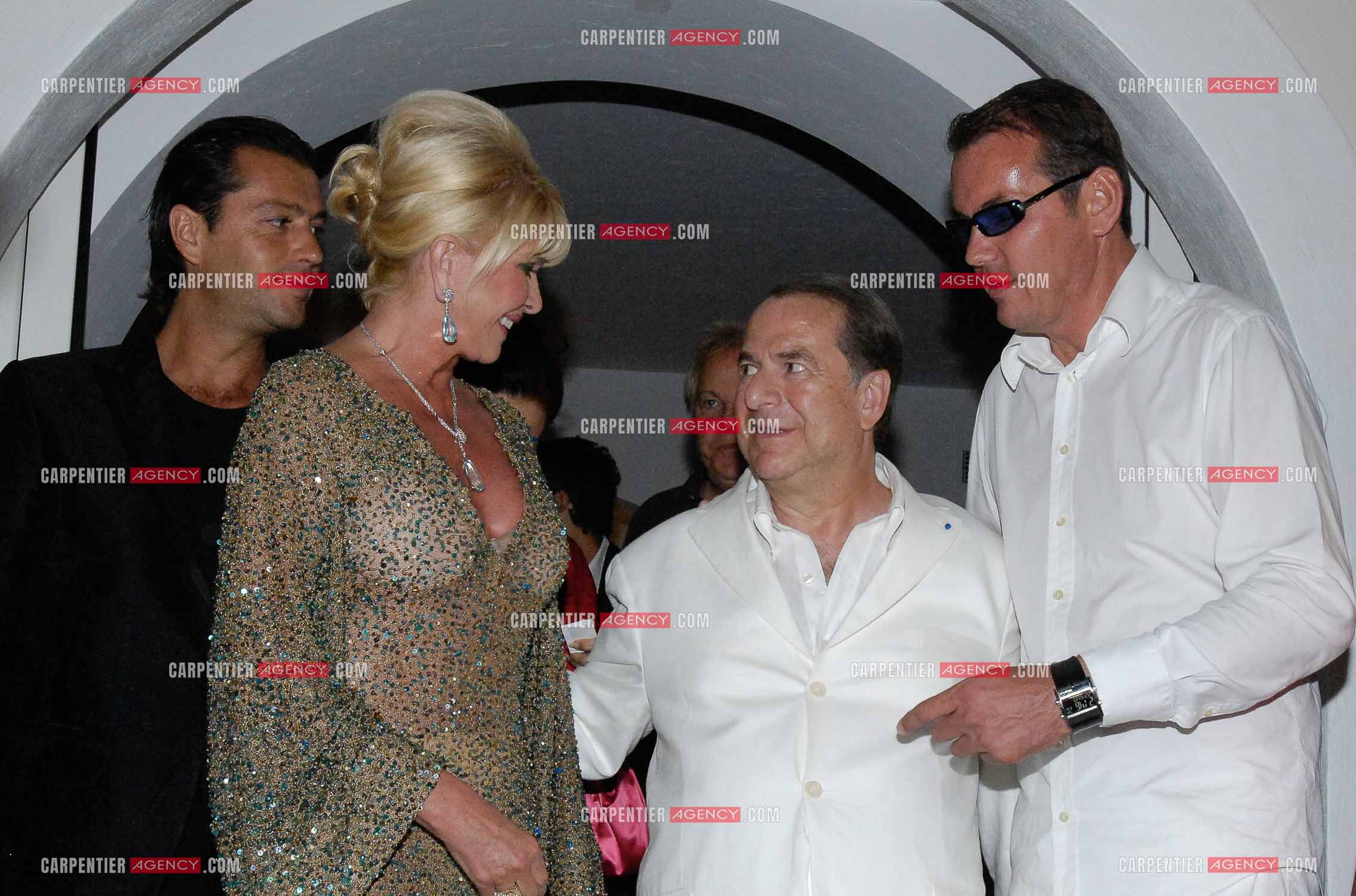 Paul-Loup Sulitzer fête ses 61 ans dans la villa de son ami Thomas Leclercq a St Tropez. Paul-Loup et Thomas Leclercq reçoivent Ivana Trump et son mari Rossano Rubicondi.