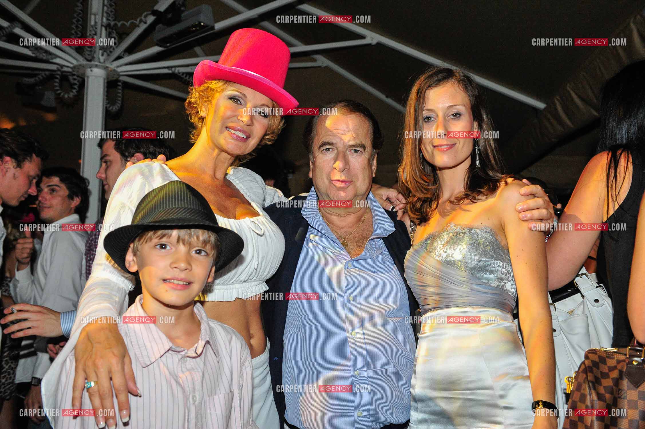 L'écrivain Paul-Loup Sulitzer et sa nouvelle compagne Annabelle Raha au restaurant " LA PERGOLAS “ a Saint-Cloud pour un diner spectacle.  Ici, avec La chanteuse Marlène Mourreau et son fils Gabriel Guevara. ( Exclusif )