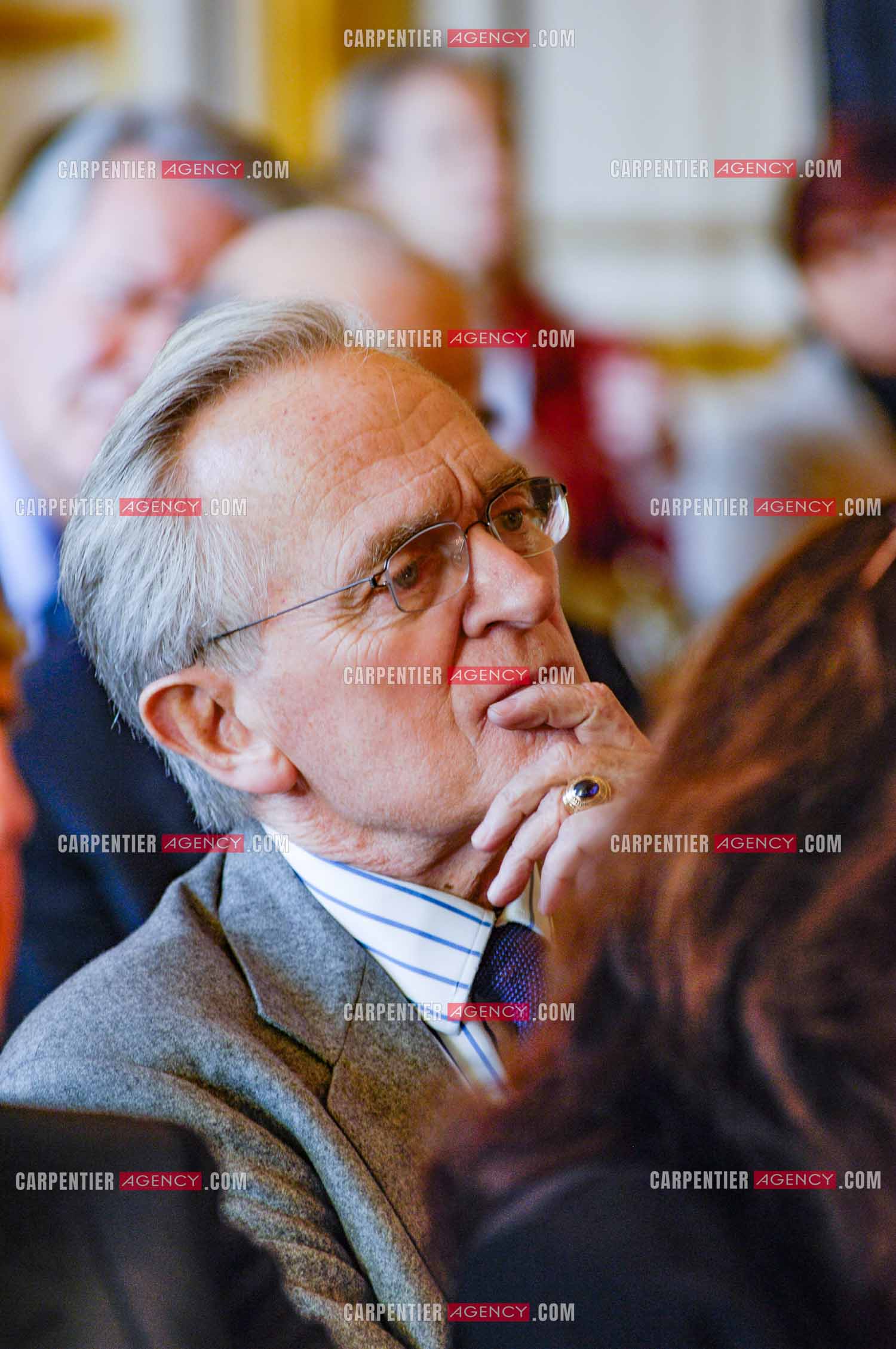 Journée mondiale des orphelins du sida présidée par Madame Simone Veil et Madame Albina du Boisrouvray. Le journaliste et écrivain Philippe Labro.         ( Exclusif )