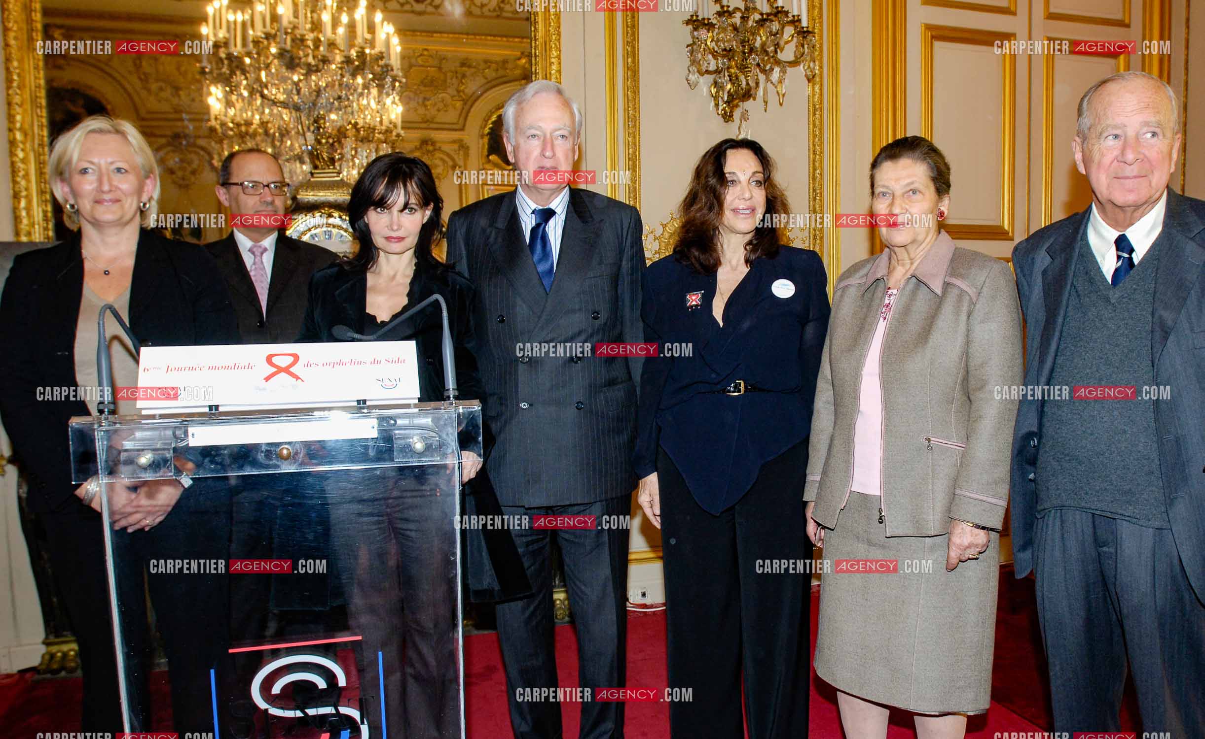 Journée mondiale des orphelins du sida présidée par Madame Simone Veil et Madame Albina du Boisrouvray. L'actrice Evelyne Bouix, le couturier Hubert de Givenchy, Madame Albina du Boisrouvray et Madame Simone Veil.           ( Exclusif )